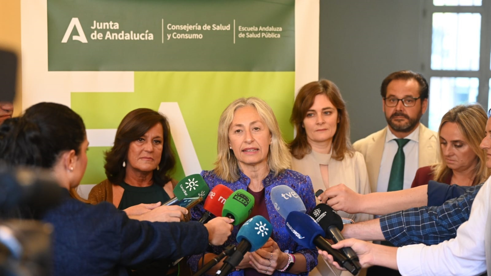 La consejera andaluza de Salud dimite por la crisis de los cribados del cáncer de mama
