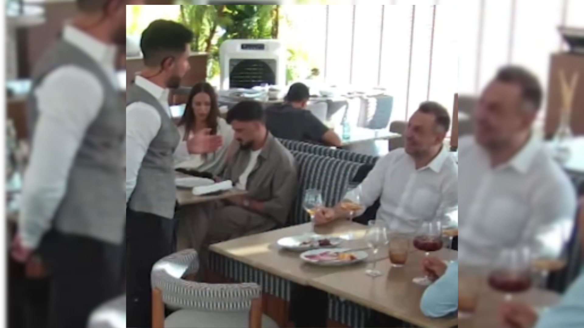 Riki, cantante de Cádiz, obligado a intervenir por lo que hace un cliente en un bar con el camarero: "Se le estaba poniendo ya la vena del cuello muy gorda"