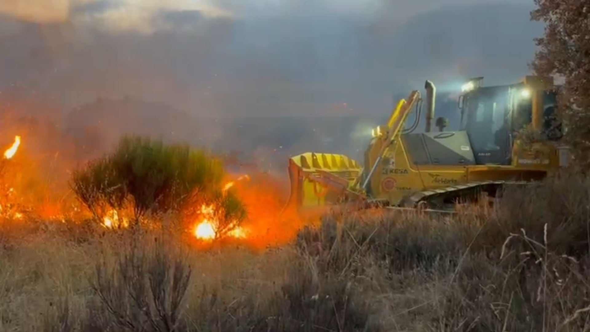 El viento complica el incendio de Almorox en Toledo: hay evacuados y dos carreteras cortadas