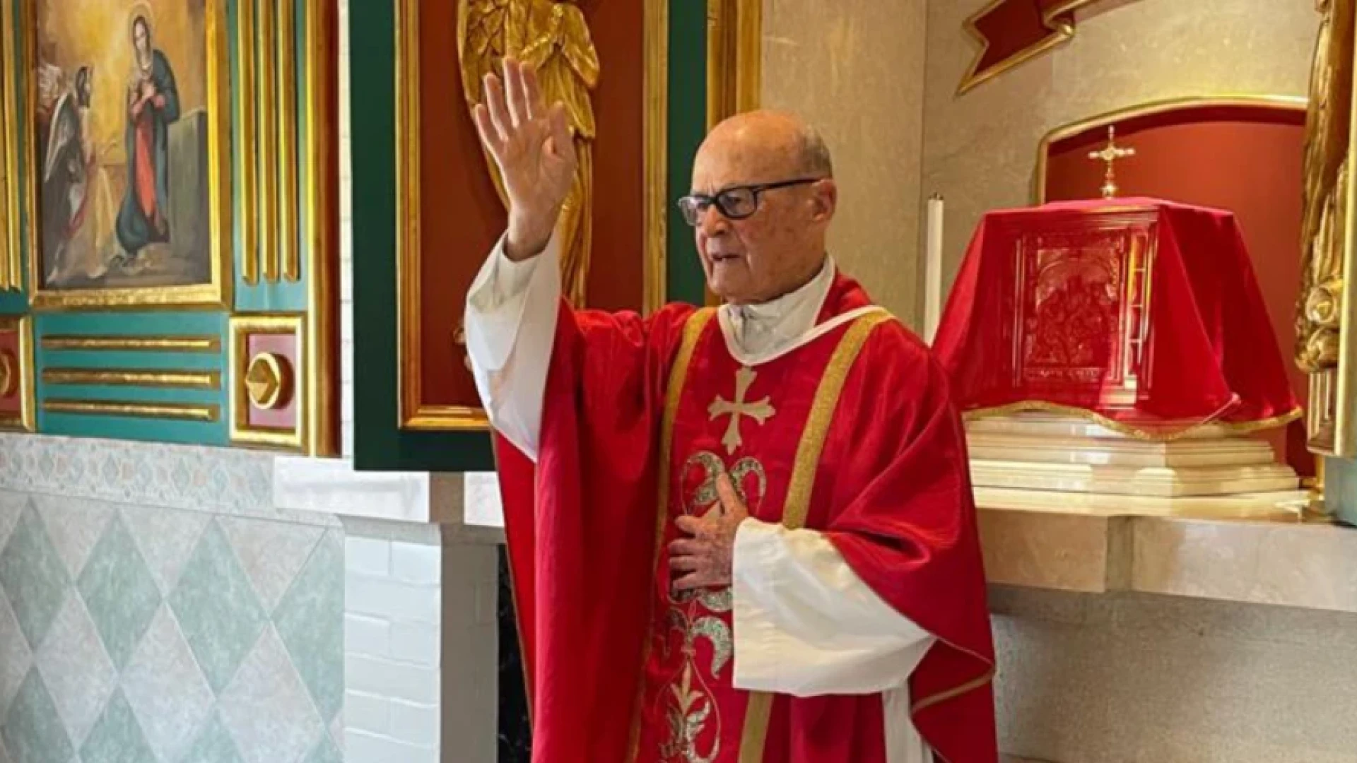 El Padre José Giner: el sacerdote más longevo del mundo que sigue jugando al ping-pong a los 94 años