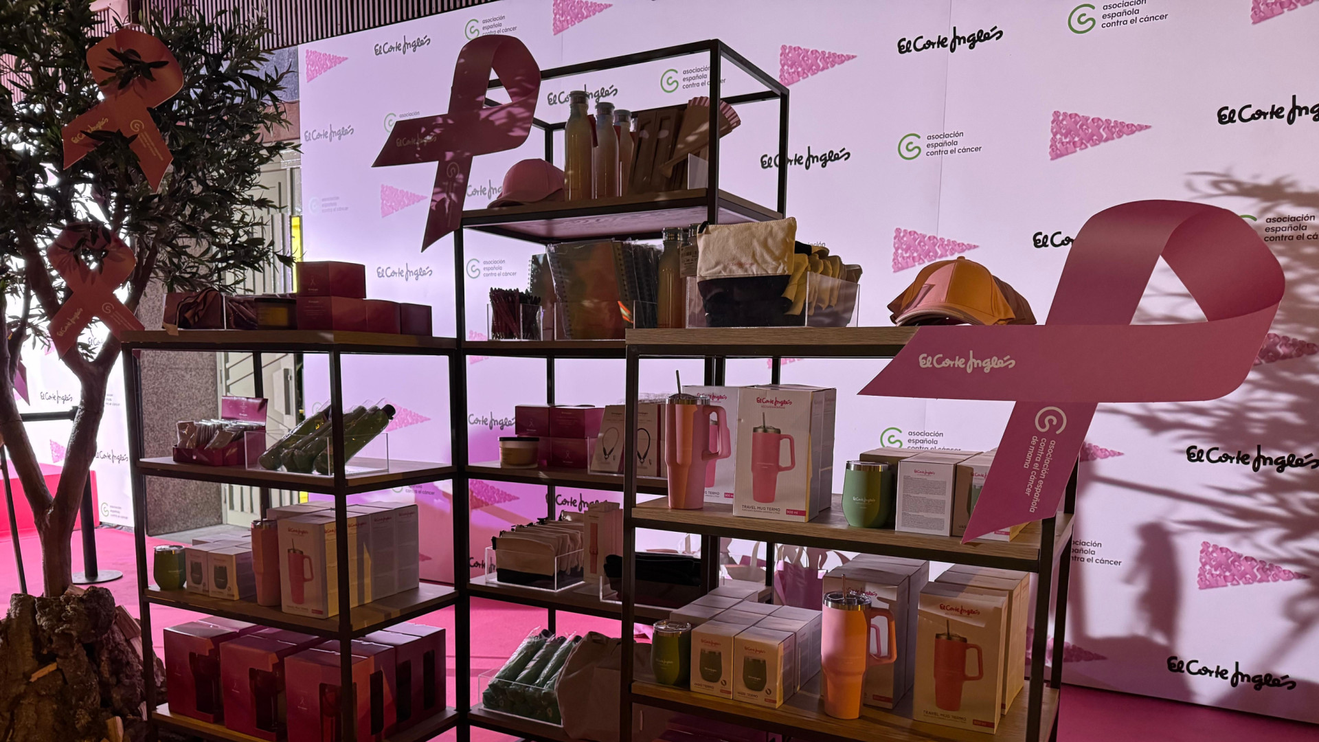 El Corte Inglés ilumina de rosa las fachadas de sus centros para apoyar la investigación del cáncer de mama