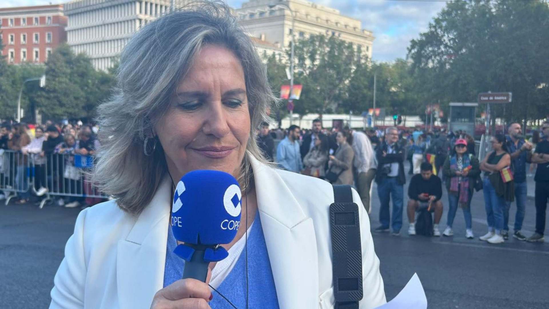 Cristina López Schlichting, desde Cibeles, habla con asistentes al desfile del 12 de octubre: "España es un crisol de culturas"