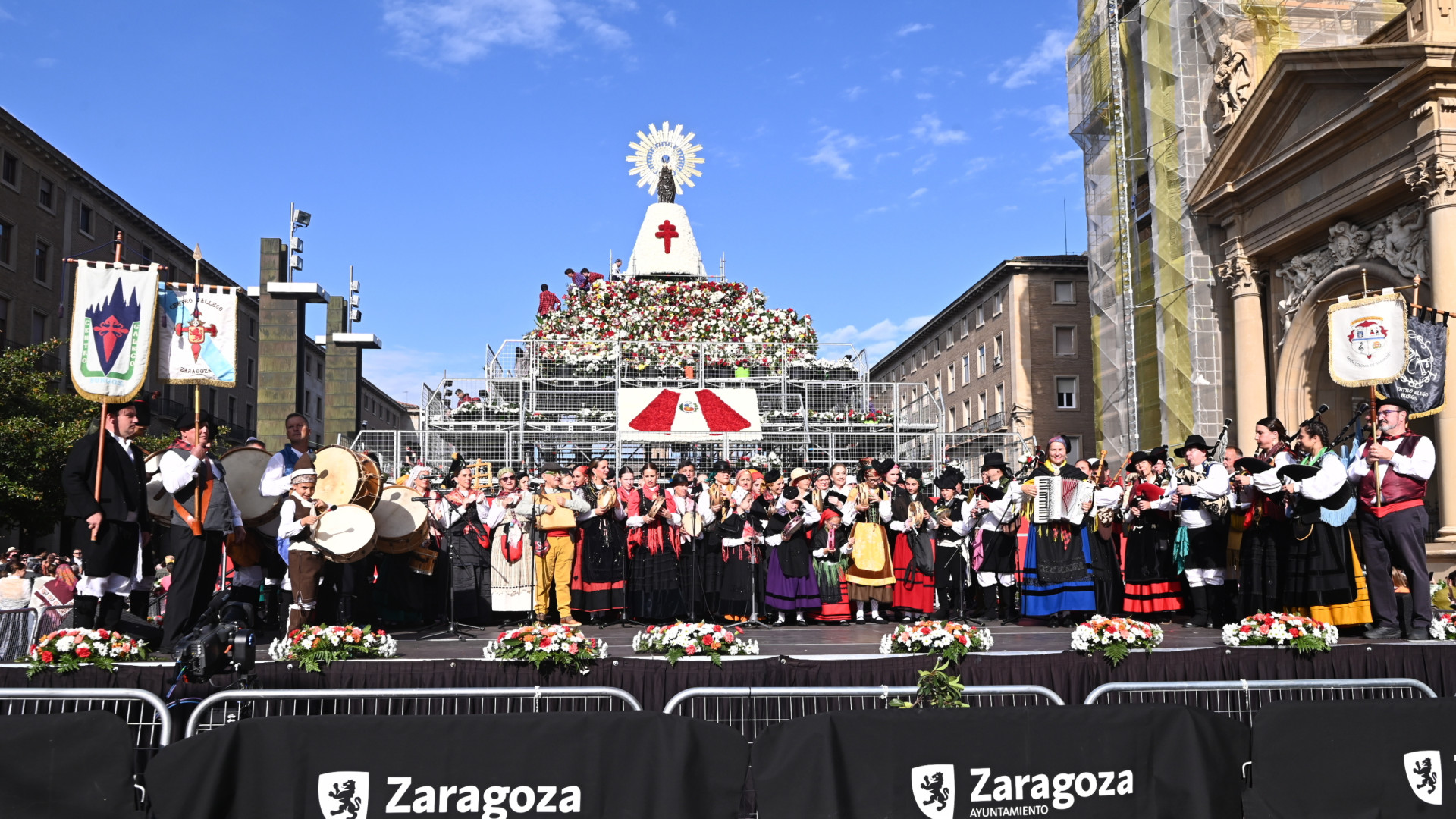 Zaragoza celebra el Pilar entre miles de flores, cachirulos y trajes típicos