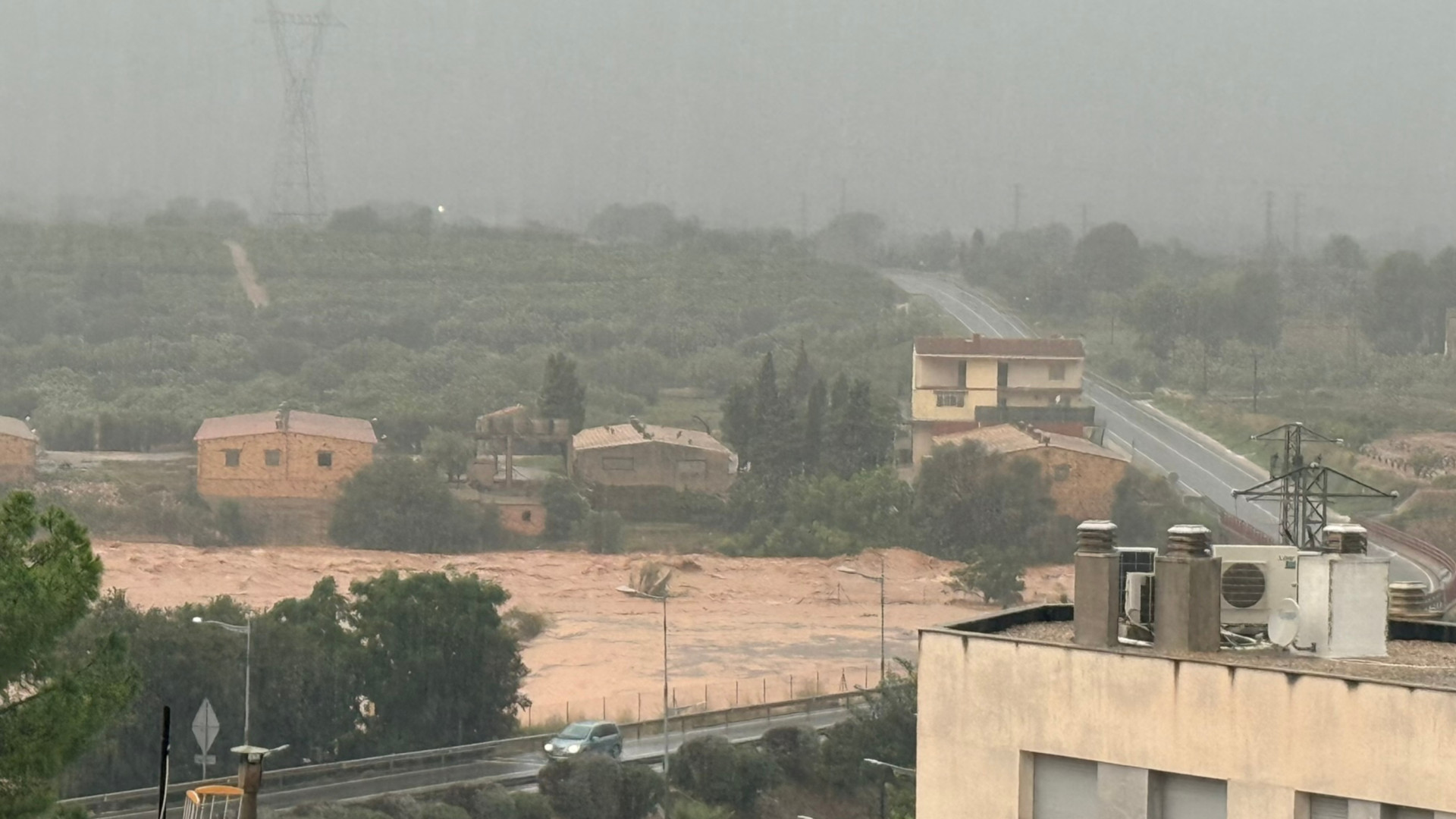 La Generalitat activa la emergencia en Cataluña y pide el teletrabajo por las graves inundaciones y preveé que sigan las lluvias