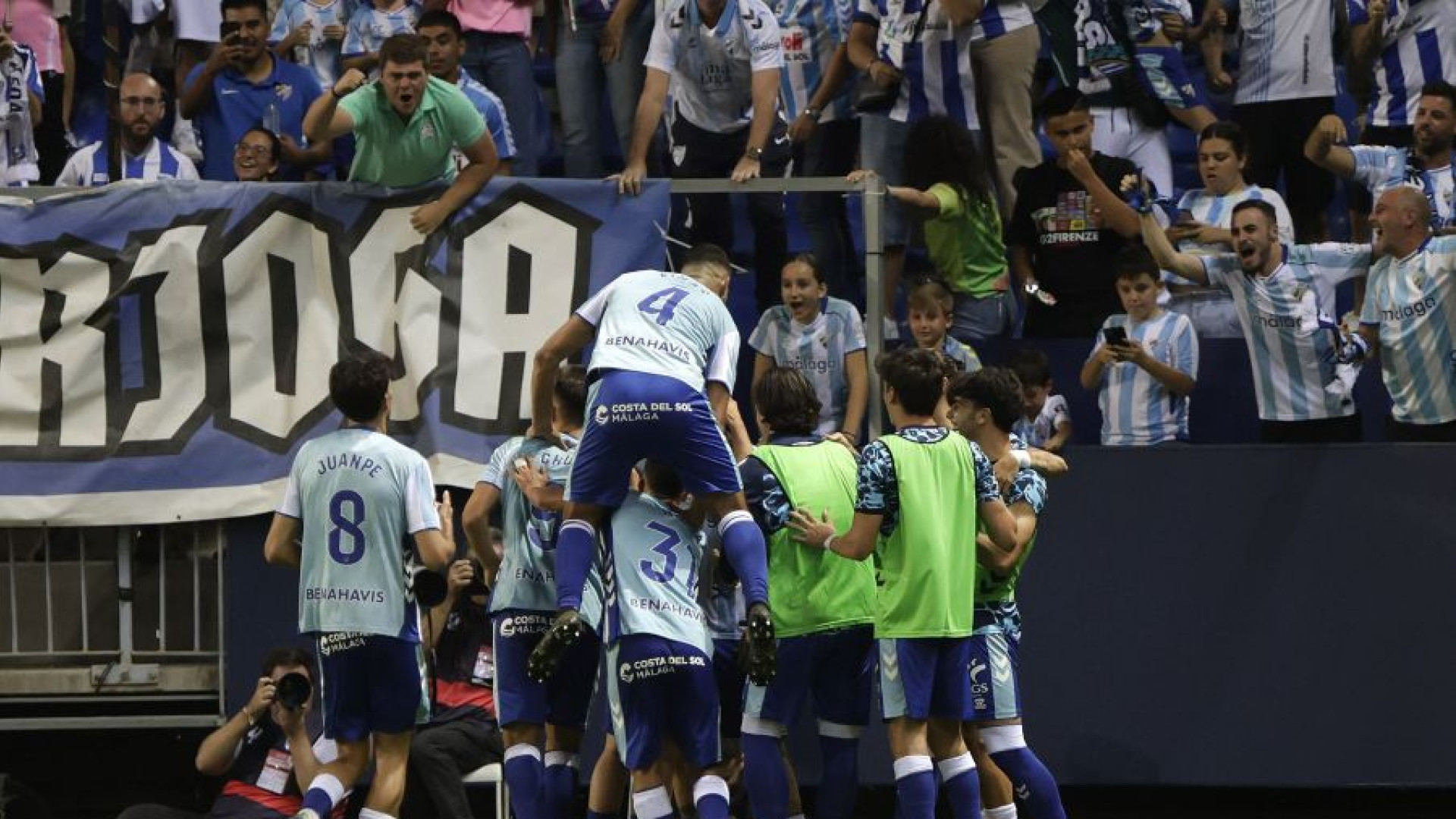 El Málaga fulmina al Deportivo en una noche de ensueño