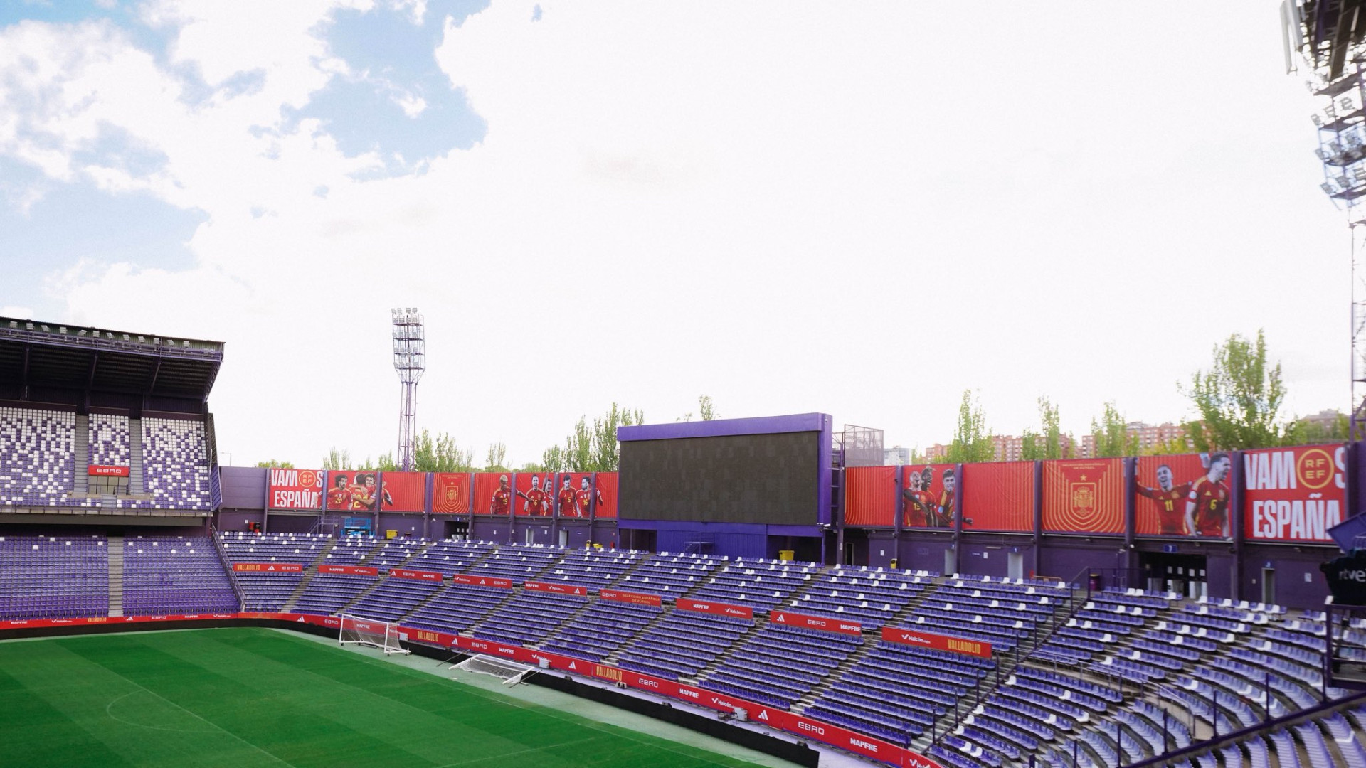 El José Zorrilla se viste de rojo y alardea de jugadores que no están disponibles