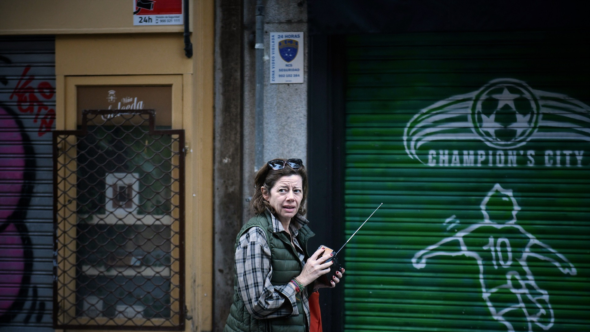 Aurora Carmona, dueña de una tienda de radios de Madrid: “Vino una señora y se llevó como 6 radios, una barbaridad de pilas y de linternas porque dice que había oído todo otra vez del apagón”