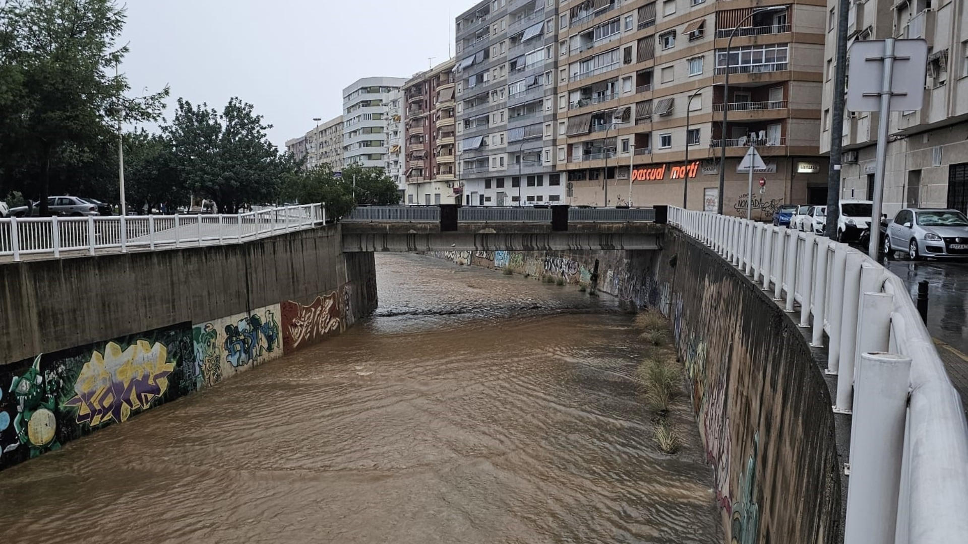 Pepe, vecino de Gandía: "Fui a recoger a mi nieta a la guardería y, al volver, el agua la tenía encima del capó; tuve que echar marcha atrás. La niña estaba asustada"
