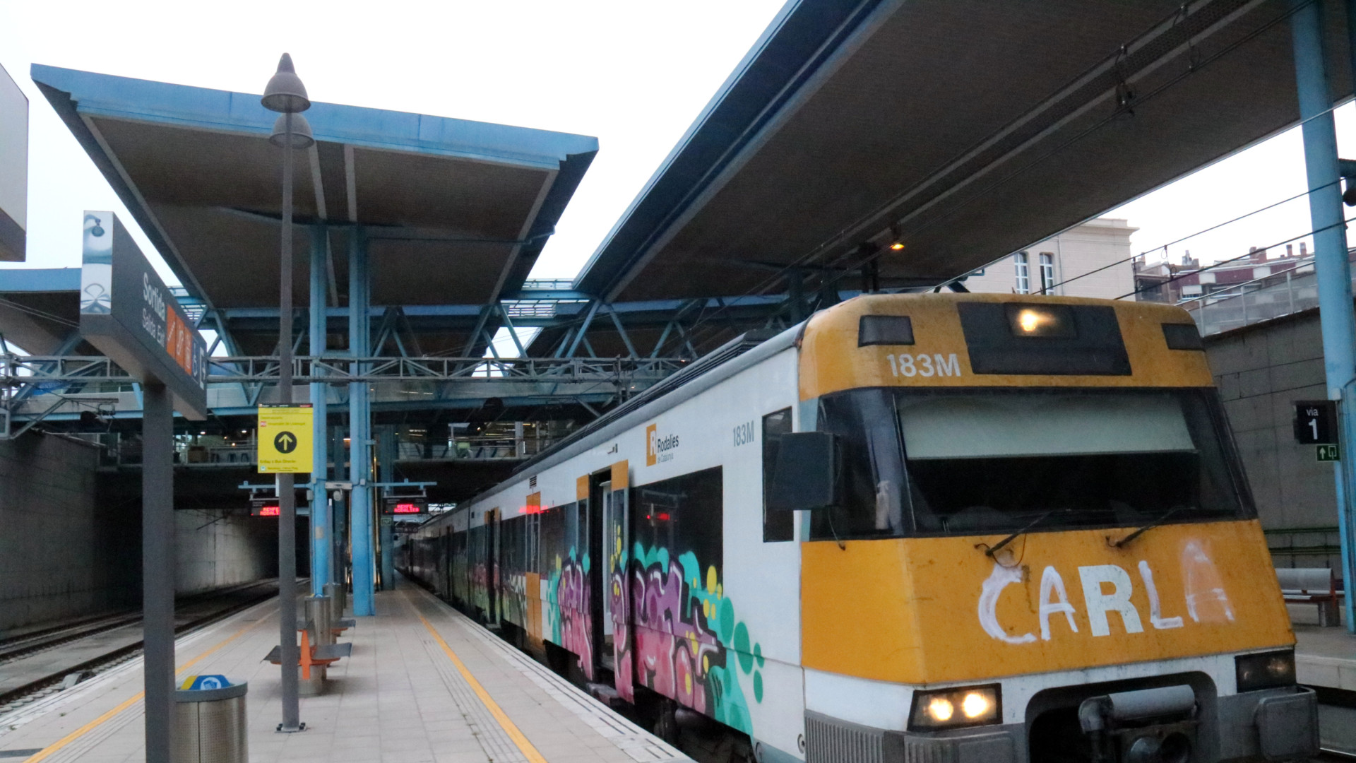 El turismo de grafitis en los trenes se instala en Barcelona: "Hay una cantidad escalofriante de trenes parados"