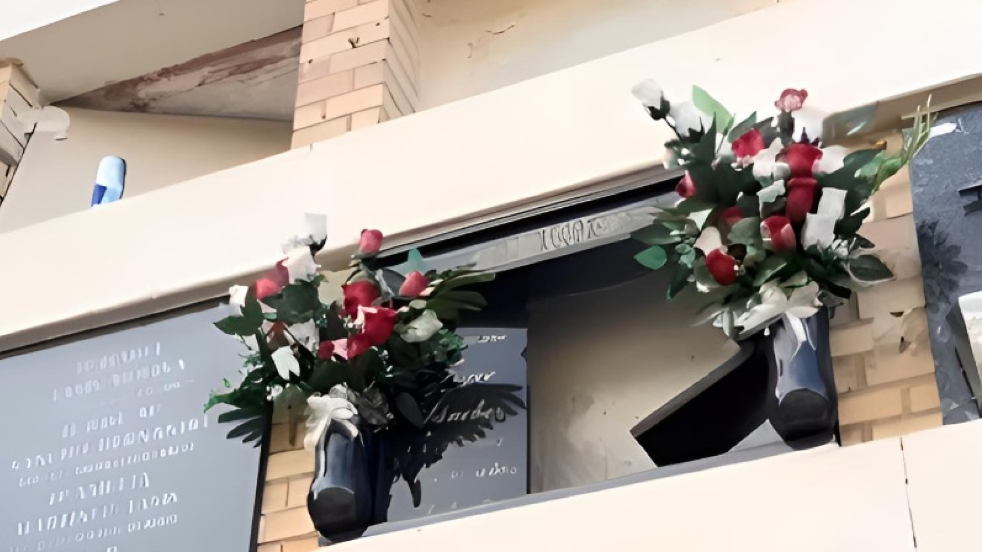 Actos vandálicos en el cementerio de Zaragoza: Lápidas, nichos y elementos decorativos, aparecen destrozados
