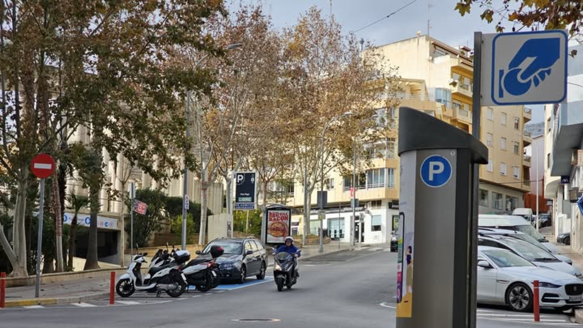 Luz verde a la nueva zona azul de Calp: bajan las tarifas para residentes y se moderniza el servicio
