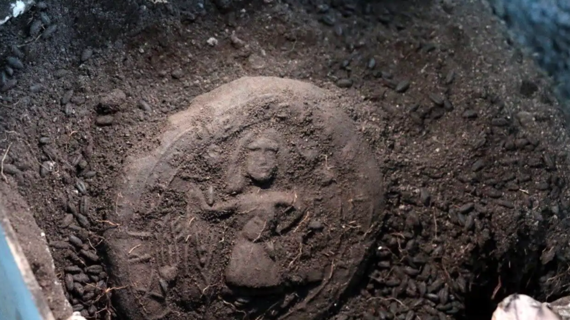 Un pan de comunión con la figura de Jesús de hace 1.300 años aparece en una excavación de Turquía