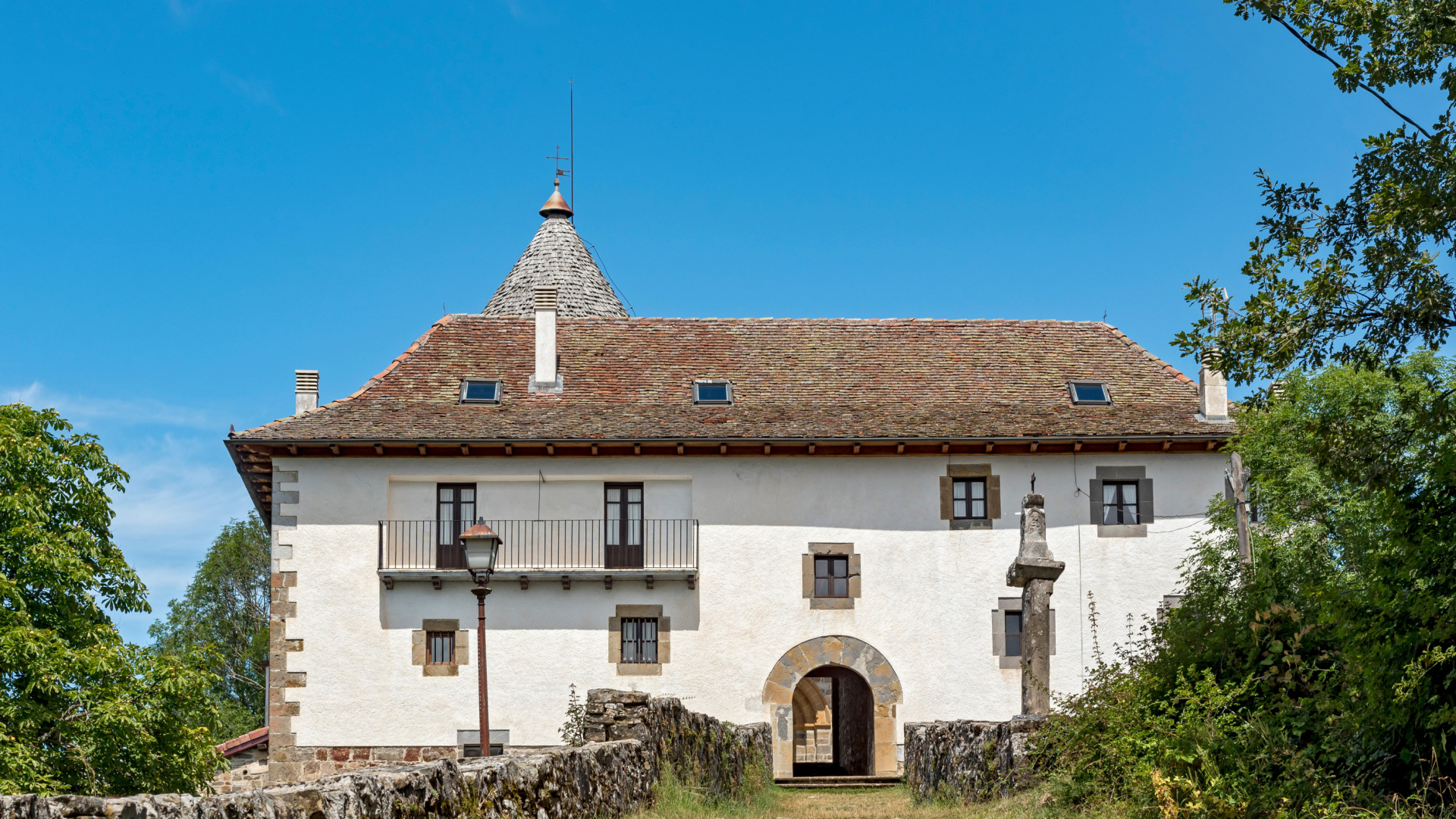 Un ermitaño cambia la historia en una ermita de Navarra al casarse y ahora Ione tiene un oficio casi único en España: "Es una historia apasionante"