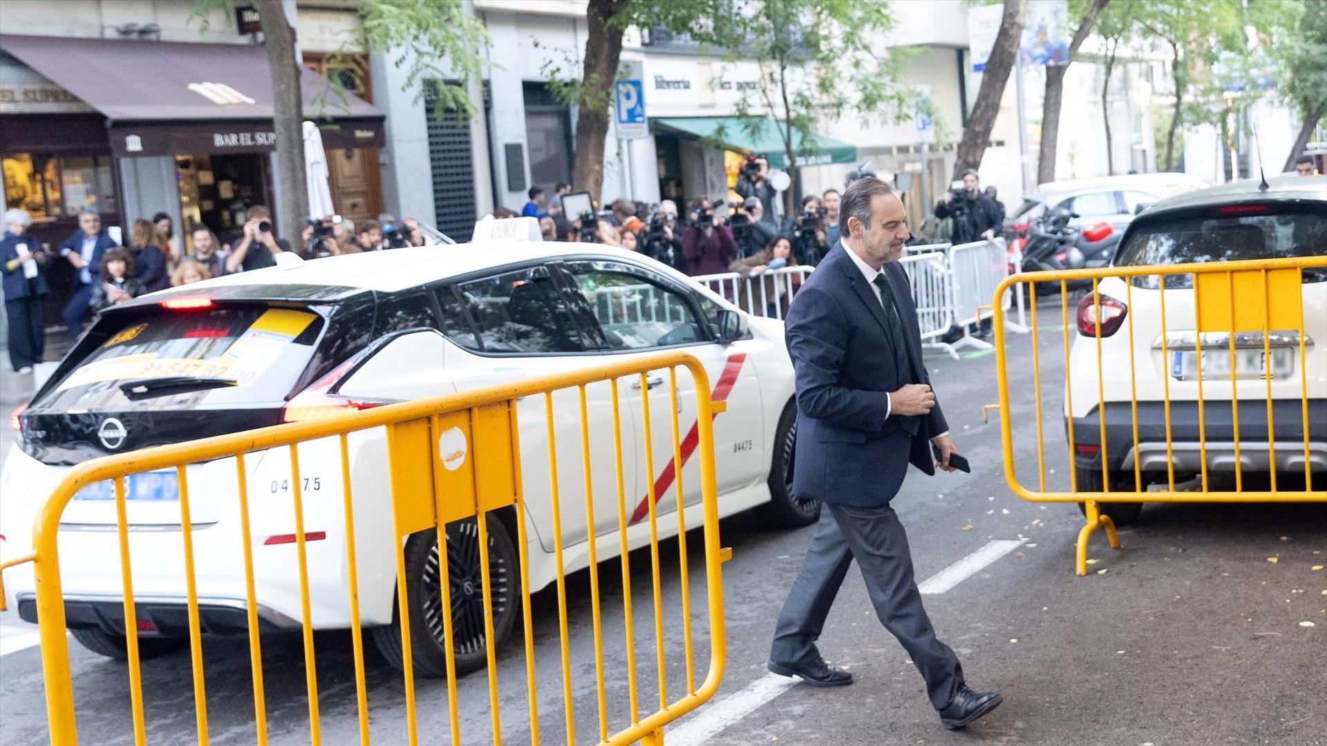 "Me llama la atención del auto del juez del Supremo que el dinero en efectivo en el extranjero explicaría por qué Ábalos está 'canino' respecto a su situación económica"