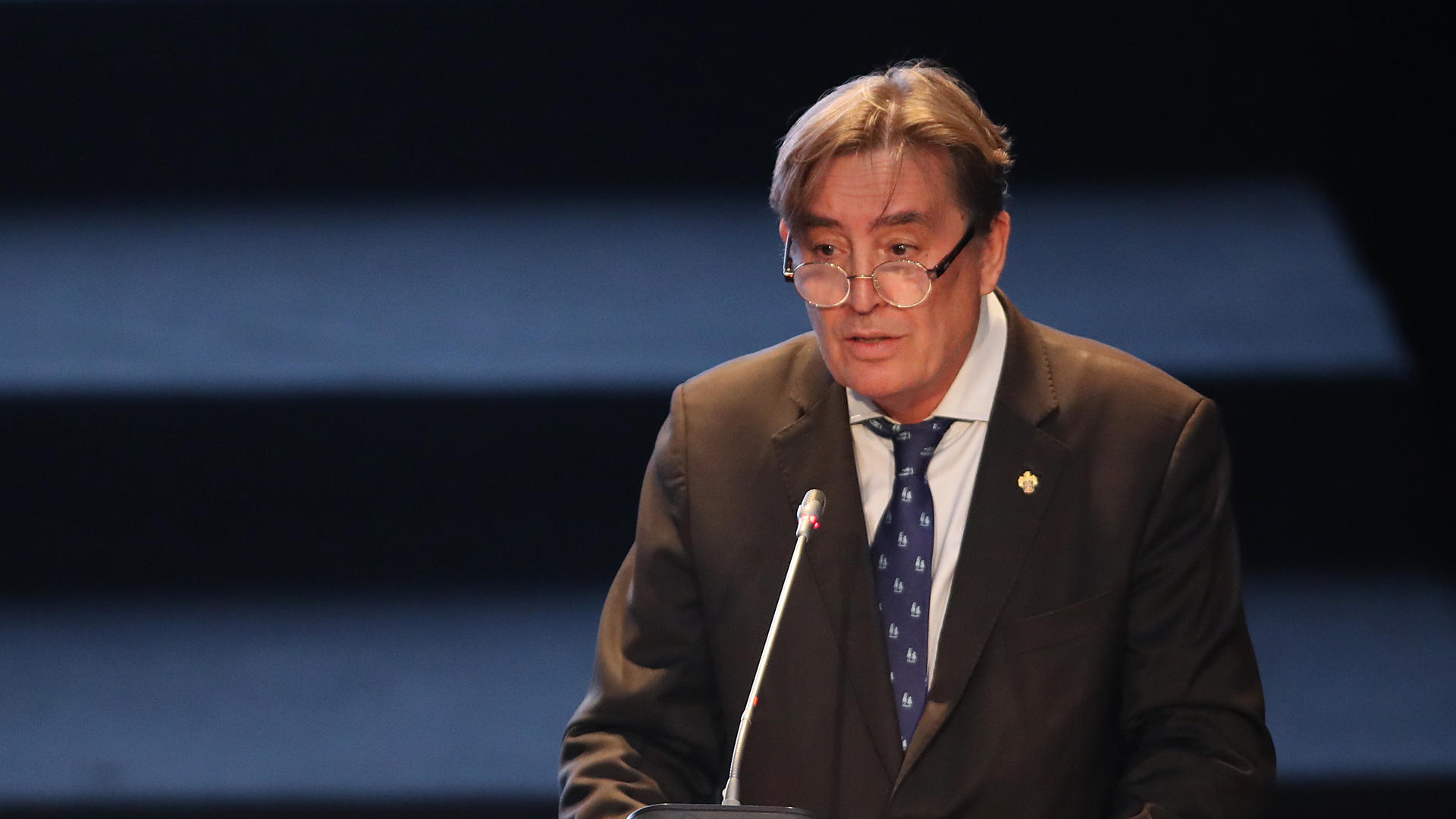 García Montero quiebra su perfil institucional