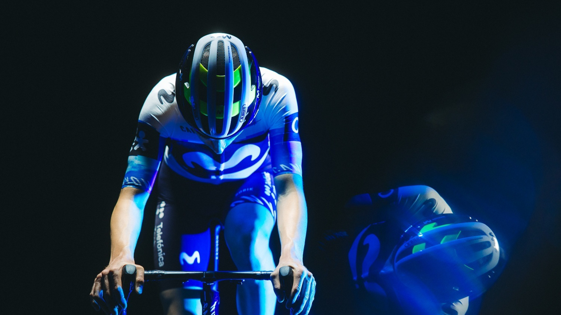 Movistar sienta las bases de su futuro y el del ciclismo español