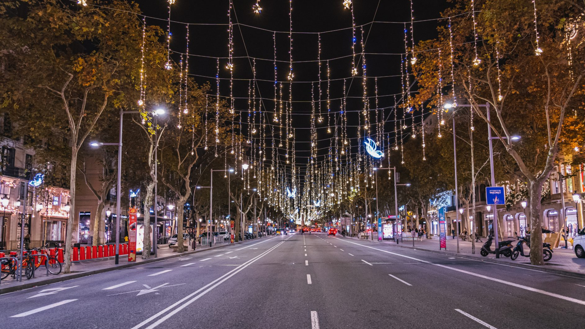 La Navidad en Barcelona se iluminará con más luces, un sinfín de espectáculos y un pesebre más grande en el interior del Ayuntamiento