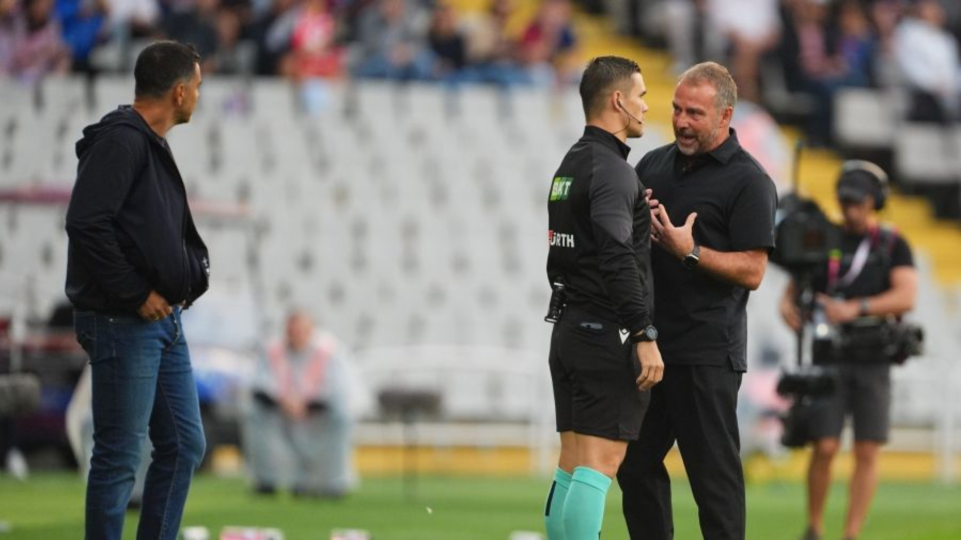 Gil Manzano no recoge en el acta del Barça-Girona el corte de mangas de  Hansi Flick y explica el motivo de la expulsión del alemán