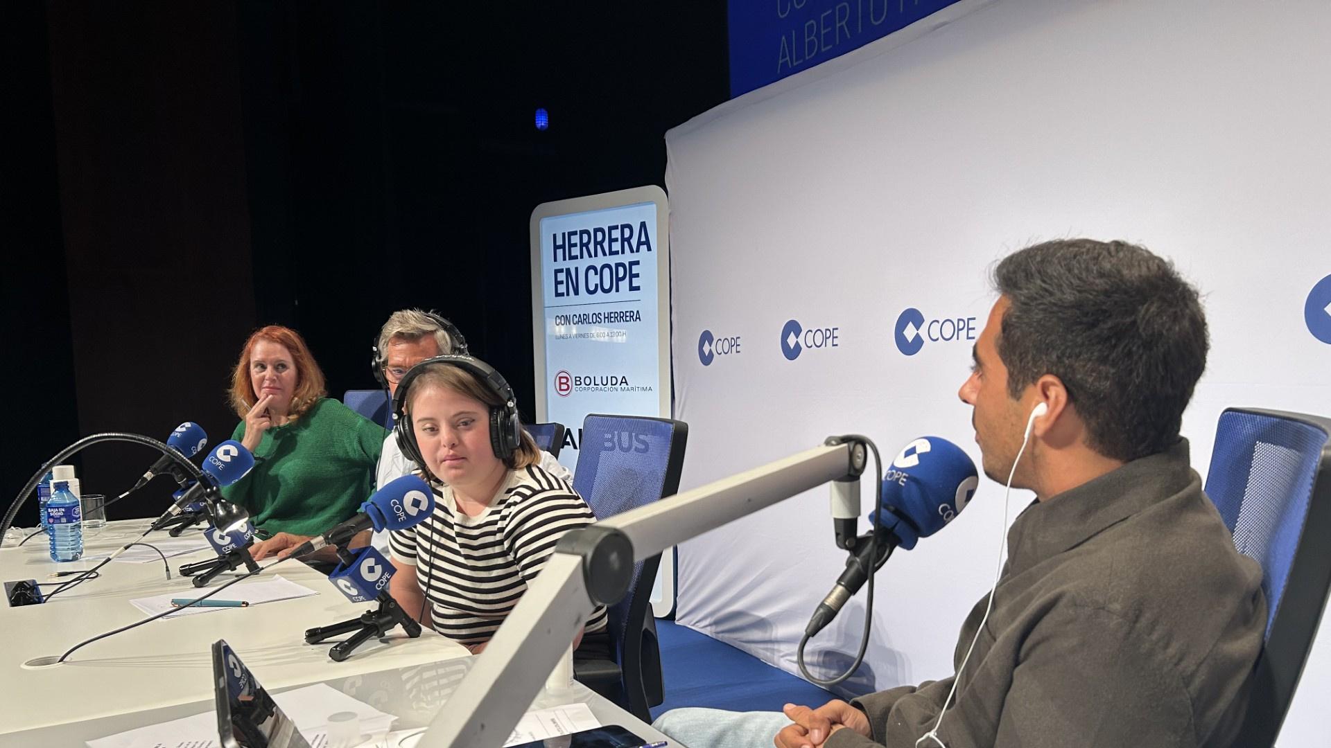 La inspiradora historia de Bárbara, joven con síndrome de Down que trabaja en una farmacia en el Puerto de Santa María (Cádiz): "Nico es buenísimo y muy gracioso"