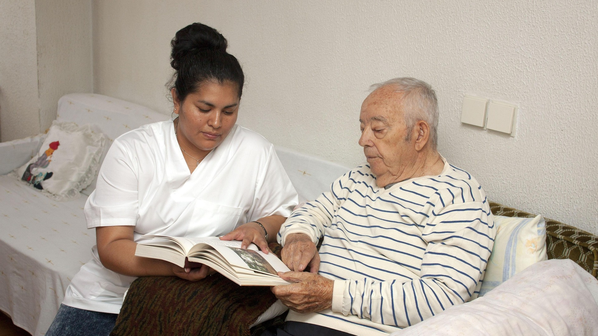 El debate sobre la regularización de inmigrantes destapa la precariedad del sector de los cuidados