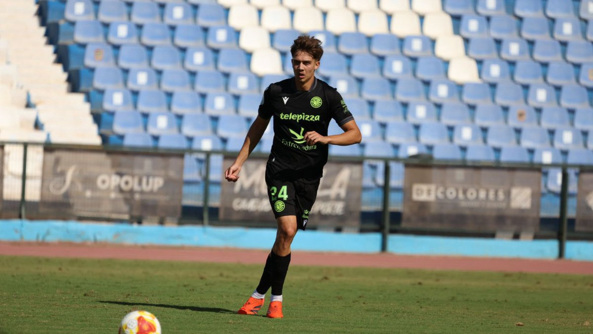 Luis Nicolás renueva con el CD Extremadura y sella su compromiso para la temporada 26-27