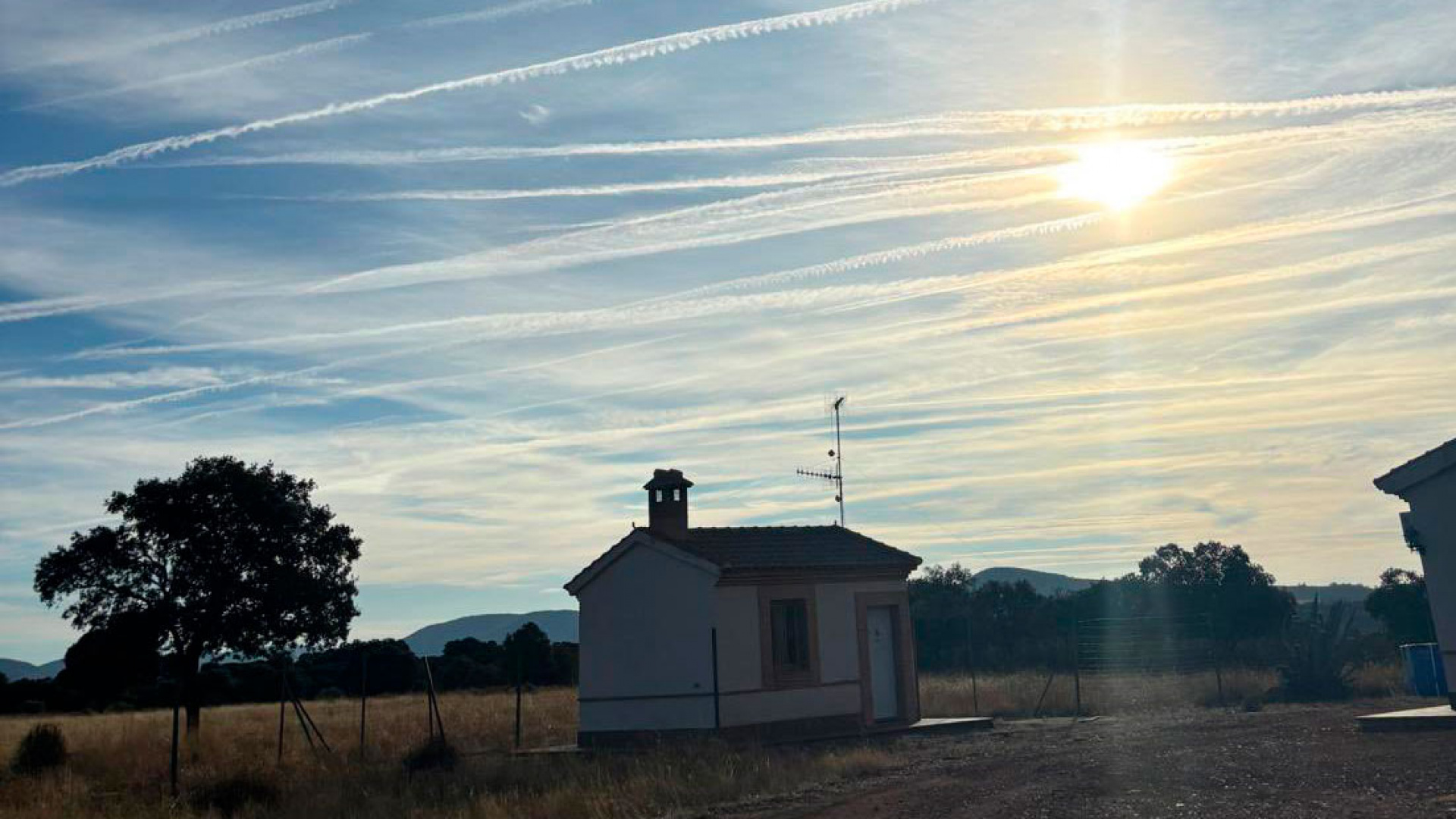 Las dudas de una leyenda del fútbol español sobre las estelas que se ven en los cielos: "¿Qué quieren conseguir con esto?"