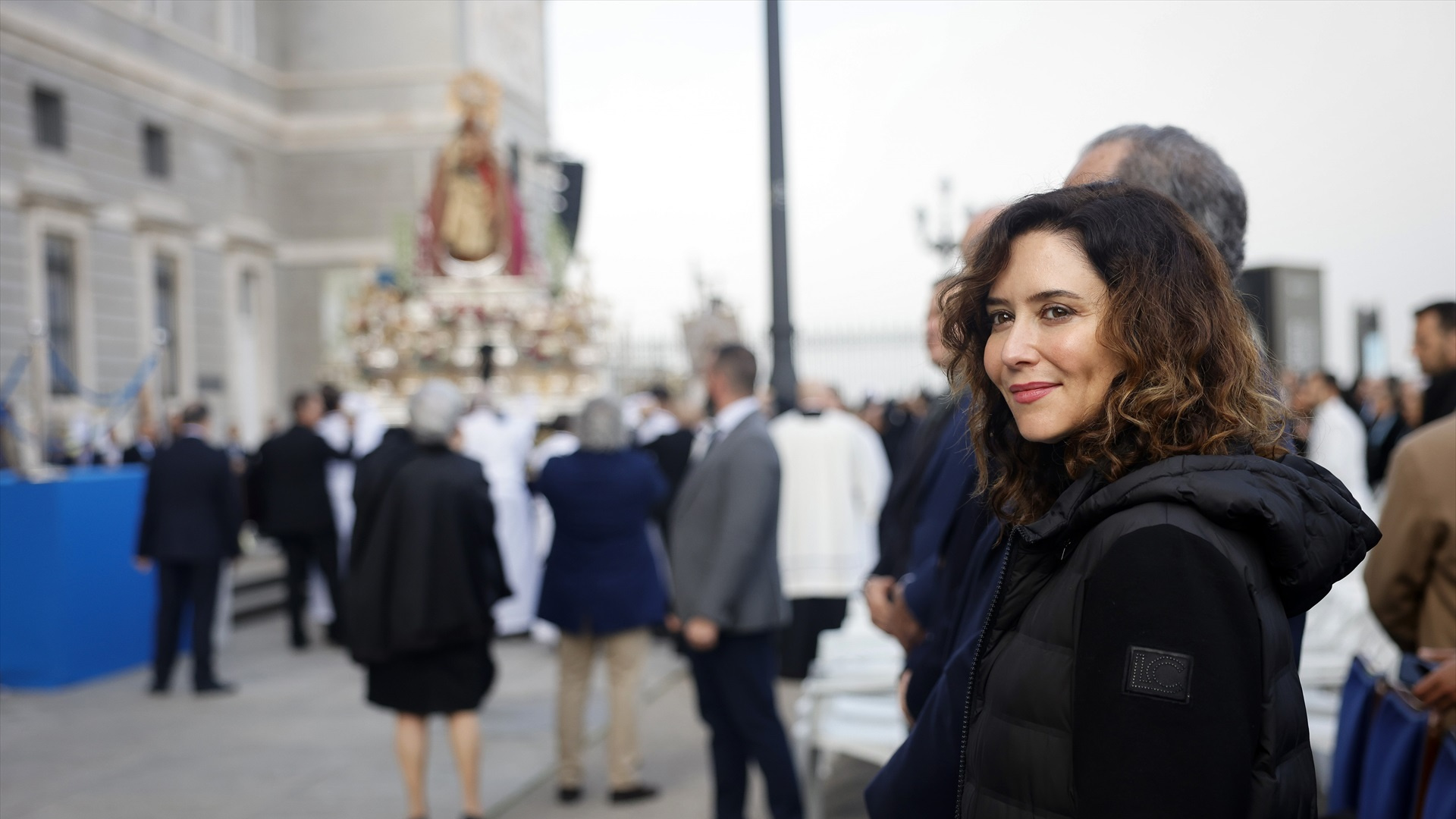 Isabel Díaz Ayuso abandona en ambulancia la misa de la Almudena por una "leve indisposición"