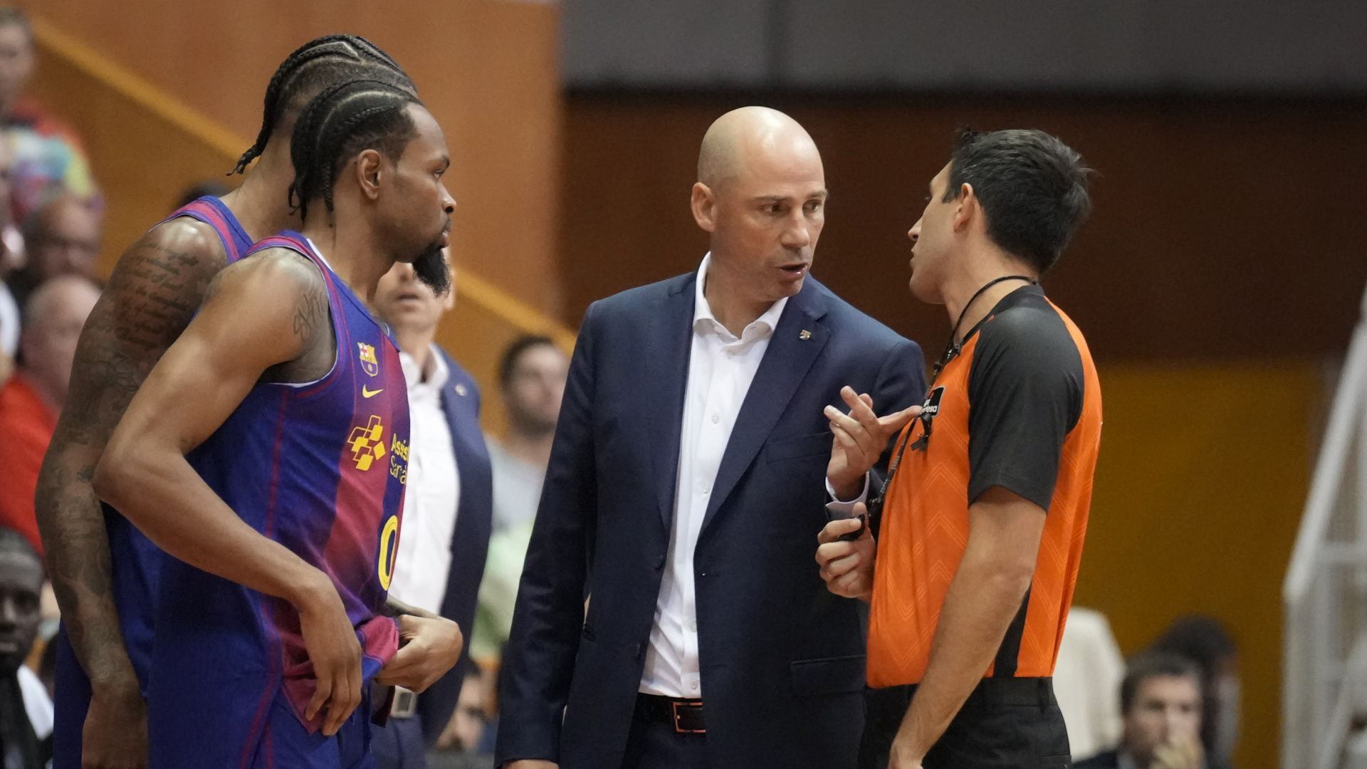 El Barça hace también el ridículo en Girona y Peñarroya queda en la cuerda floja