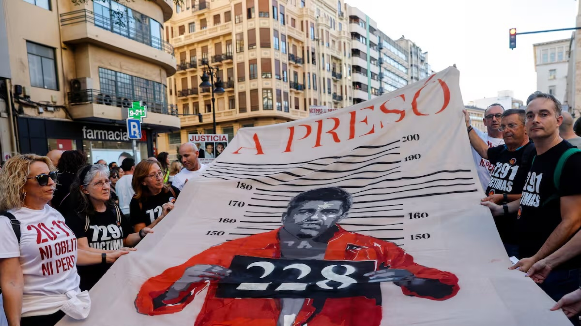 Una protesta pide 'Mazón a prisión' en València en plena negociación PP-Vox para su relevo