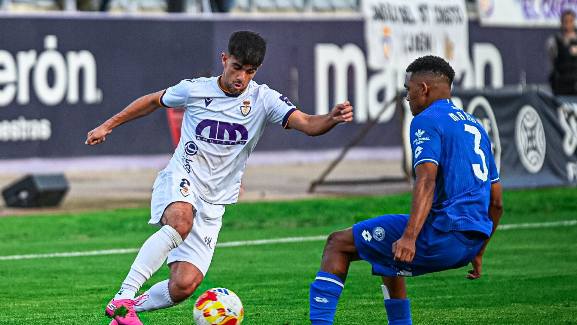 El Linares asalta La Victoria y se lleva un derbi cinco años después