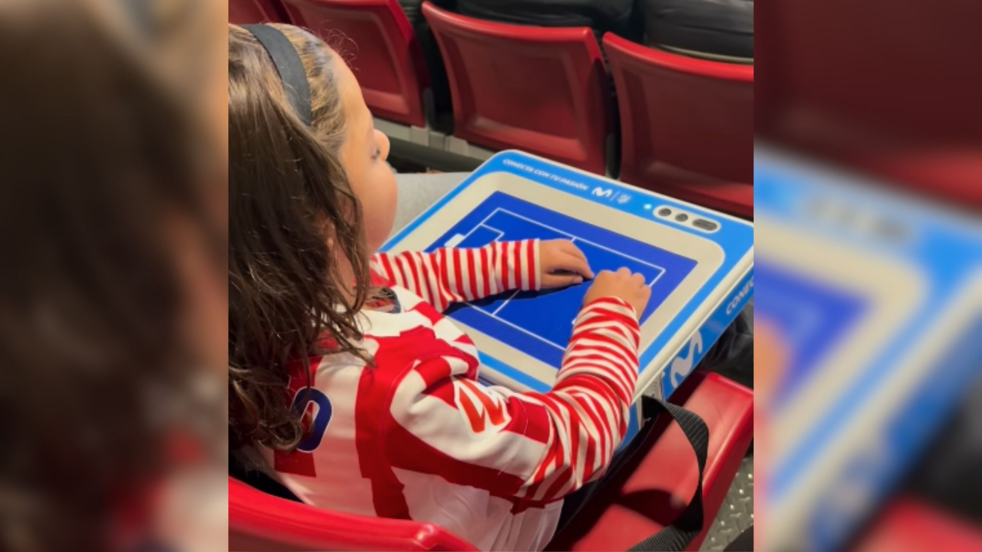Romeo, un niño ciego de siete años, va con sus padres a ver un partido del Atlético de Madrid y llama la atención el objeto que le dan para seguir el balón: "Hoy nosotros lo tenemos en las manos; los tres lloramos"