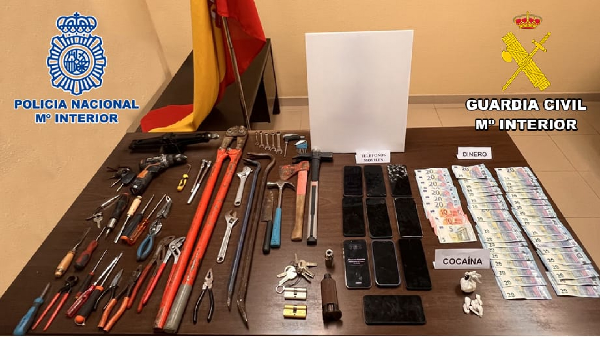 Vuelcan en una autovía de Palencia y descubren que transportaban droga y un arsenal para robos