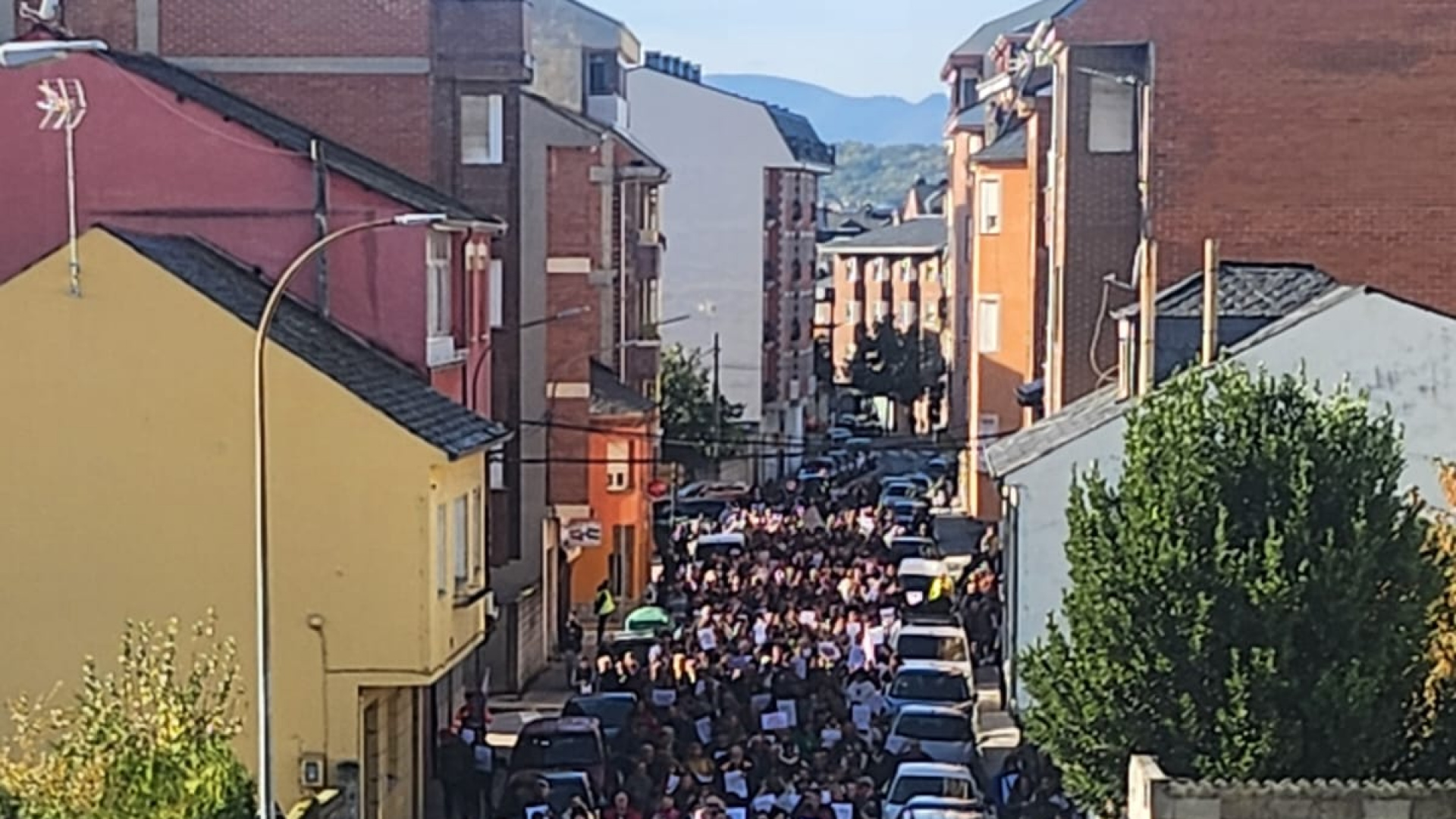 Bembibre (León) clama en defensa de la sanidad pública con una masiva manifestación