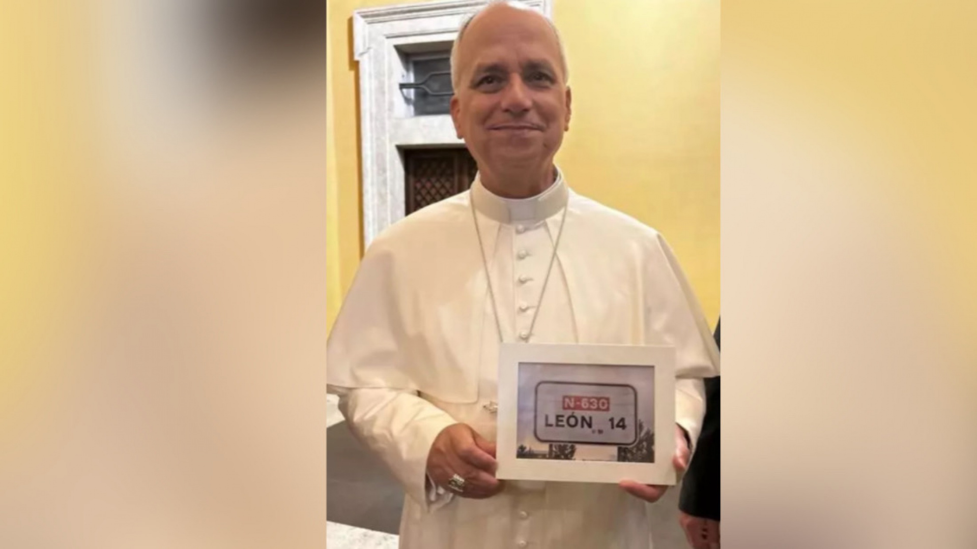 El inesperado regalo de un párroco de Zamora al Papa León XIV: la foto de una señal de tráfico