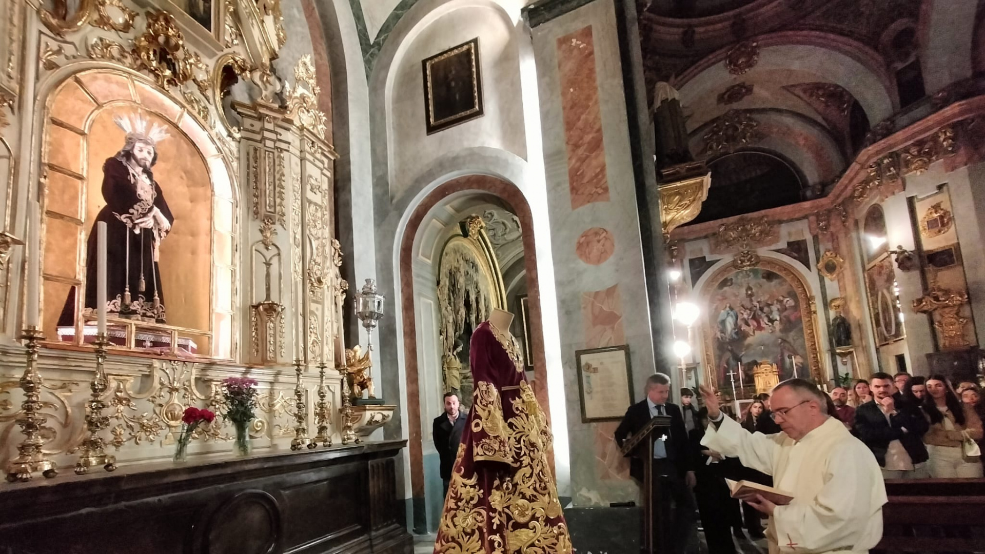 Los autores de la nueva túnica del Rescate dan a conocer en COPE su trabajo