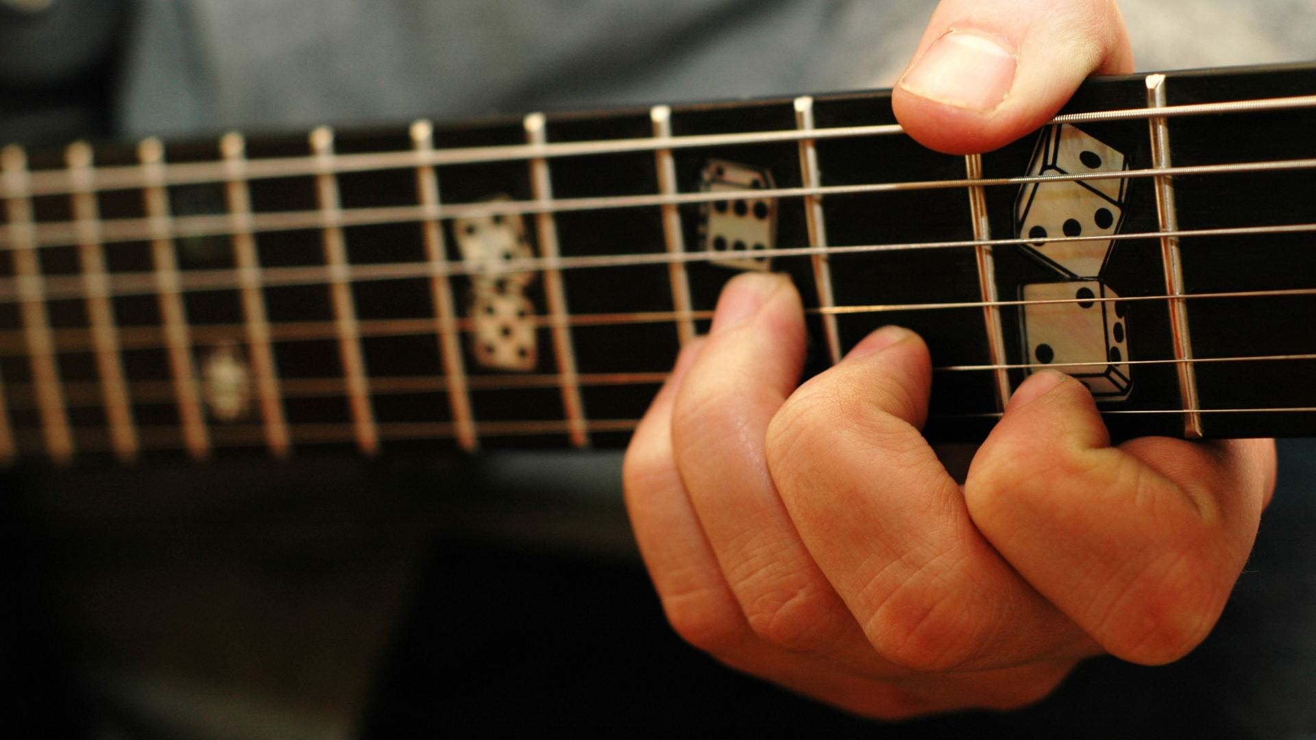Un músico de Cantabria le regala un concierto a su amigo con ELA en su propia casa