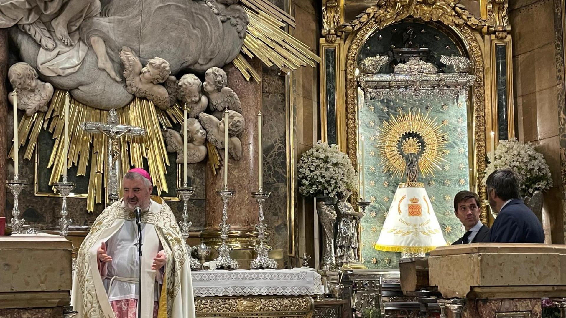 Así es el nuevo manto Virgen del Pilar, donado por las Cortes de Aragón