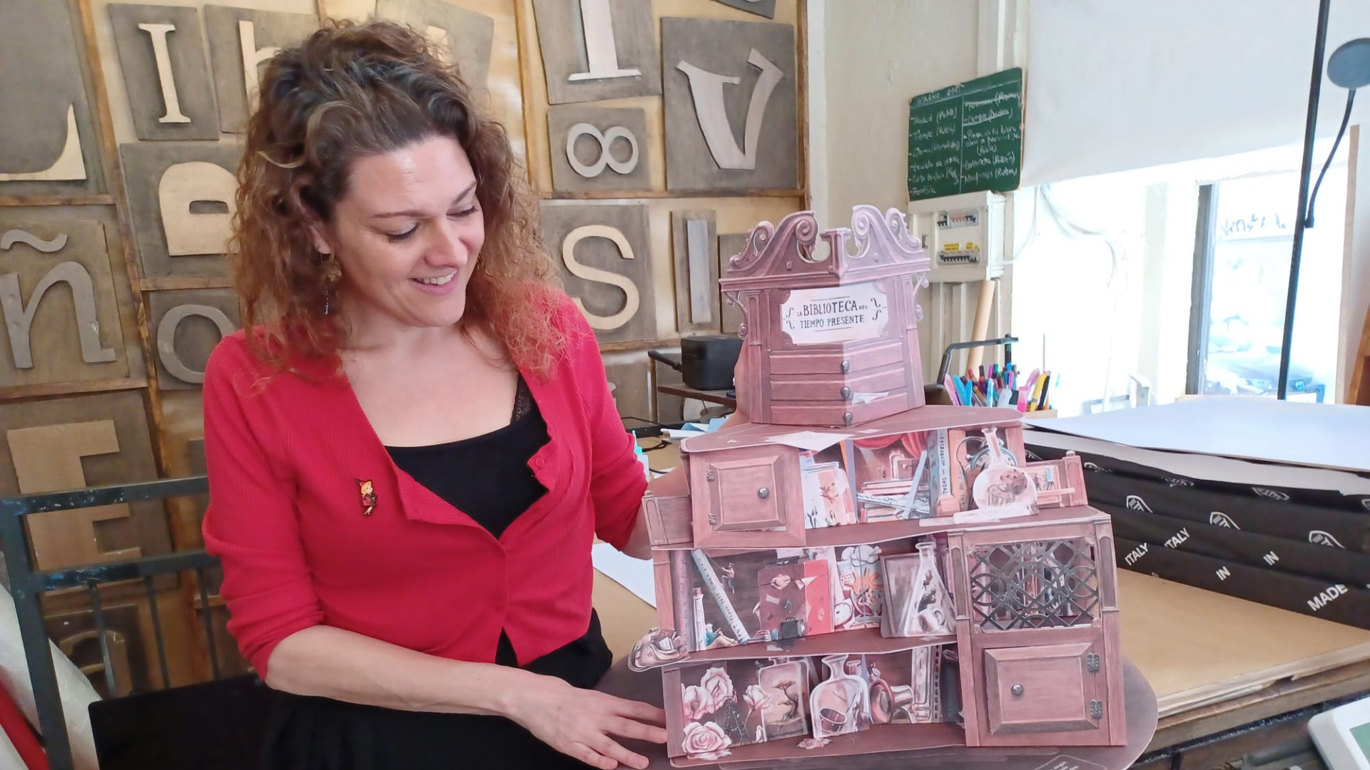La rebelión del papel: la artesana de Arganzuela que recupera la magia de los libros pop-up en la era digital