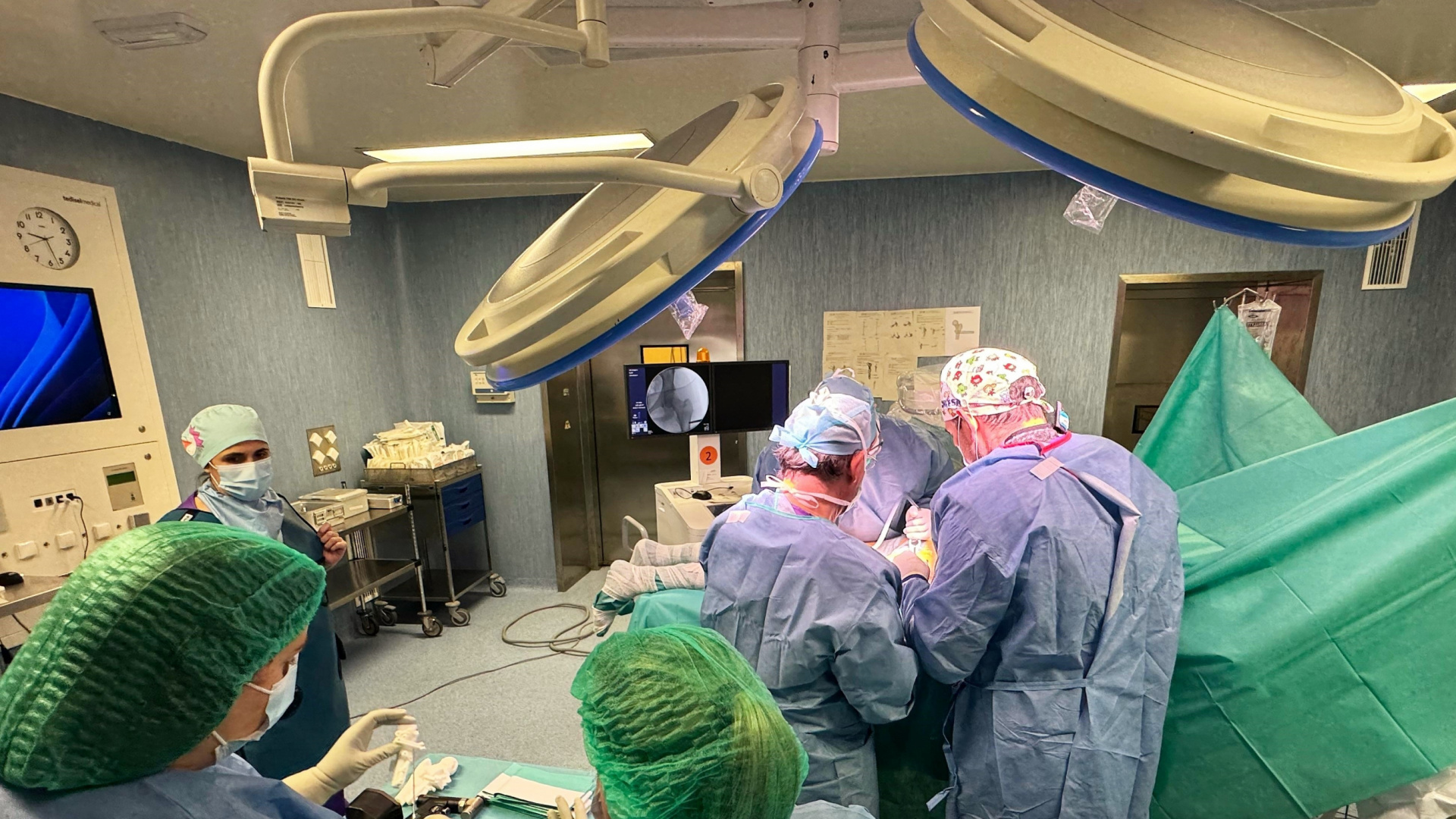 El hospital de Huelva que lidera en Andalucía la cirugía que corrige las piernas infantiles en X y arqueadas