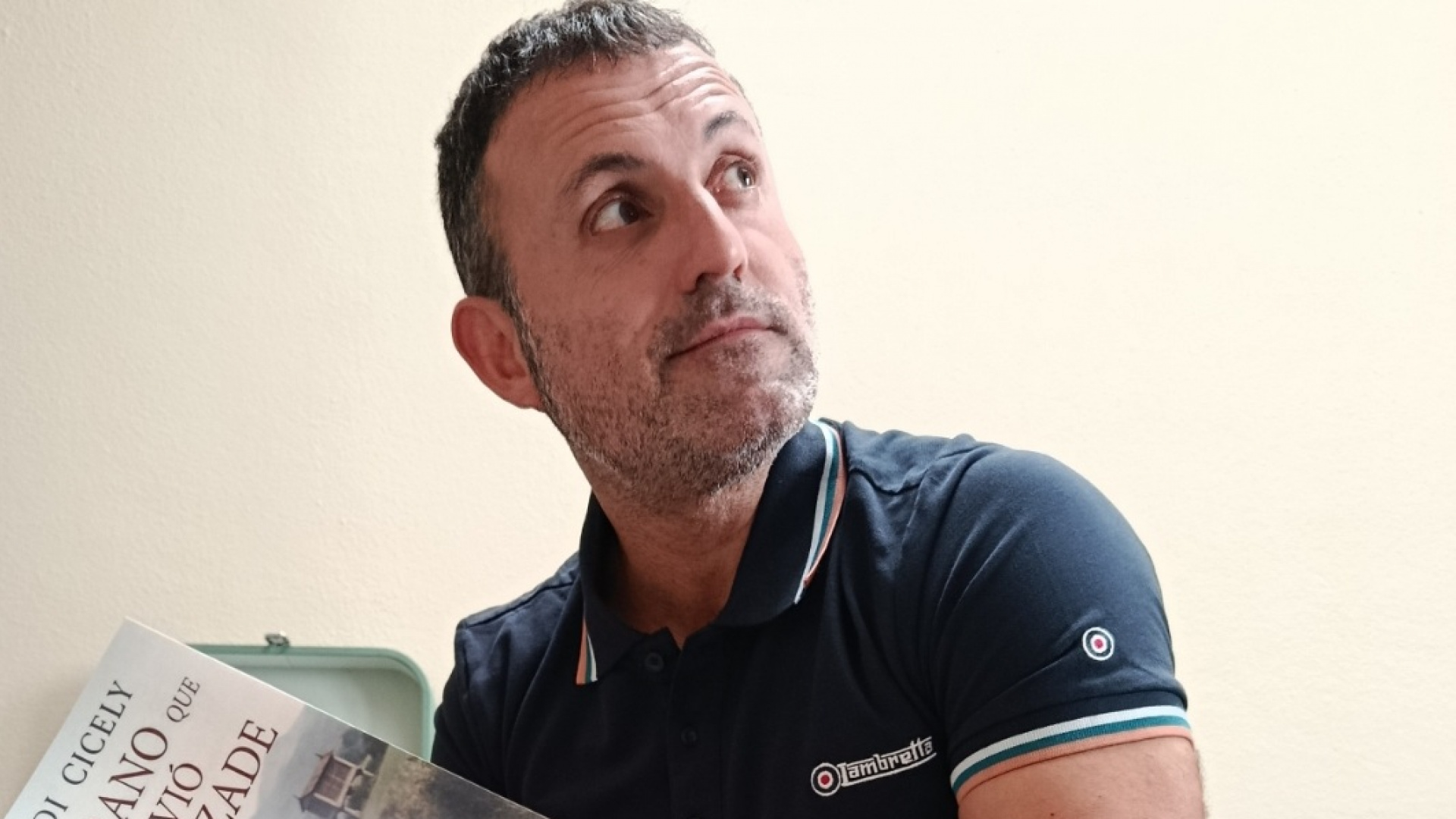 El escritor afincado en Ferrol, Jordi Cicely, narra su TOC en una novela para romper el estigma de la salud mental