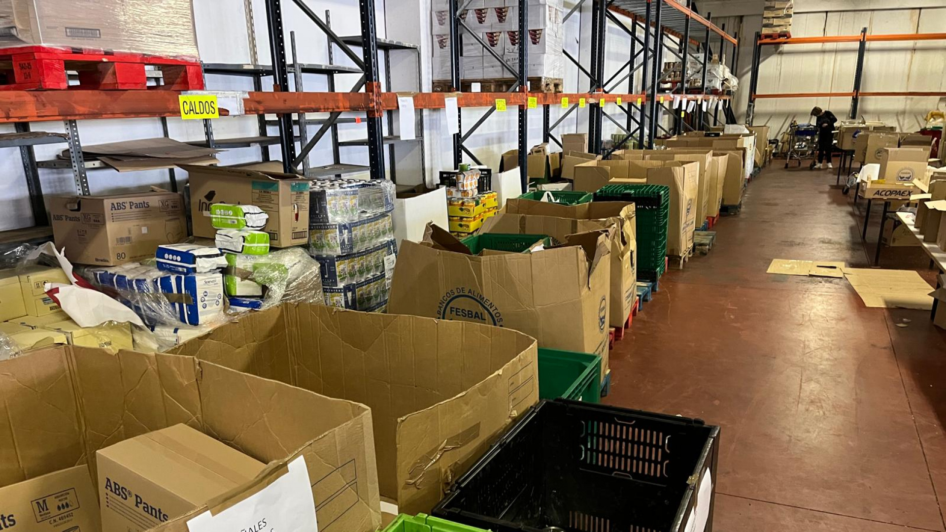 El Banco de Alimentos de Santiago empieza a llenarse con las toneladas de solidaridad de la Gran Recogida