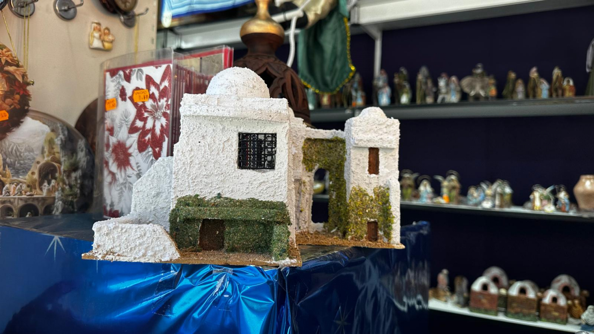 Las ‘casitas del confinamiento’: así es el arte navideño de Julián, el artesano que convirtió el encierro en inspiración