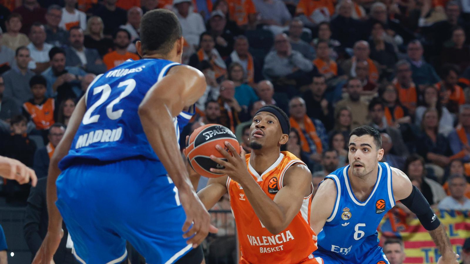 Un valiente Valencia Basket no se amilana y se lleva por delante al Real Madrid (89-76)