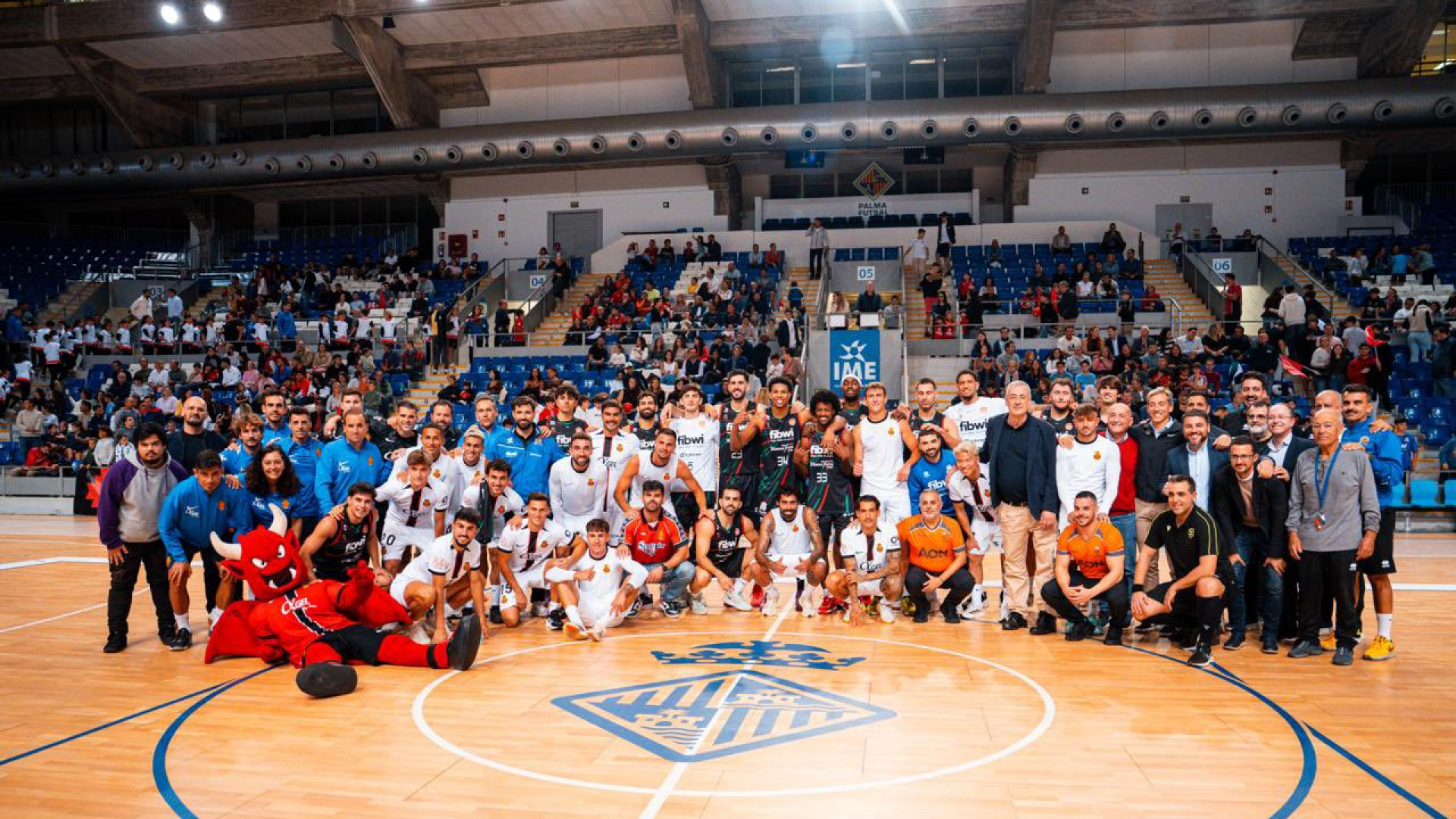 RCD Mallorca y Fibwi Mallorca se divierten y divierten en Son Moix en el "duelo de los gigantes" y en la reaparición de Dani Rodríguez