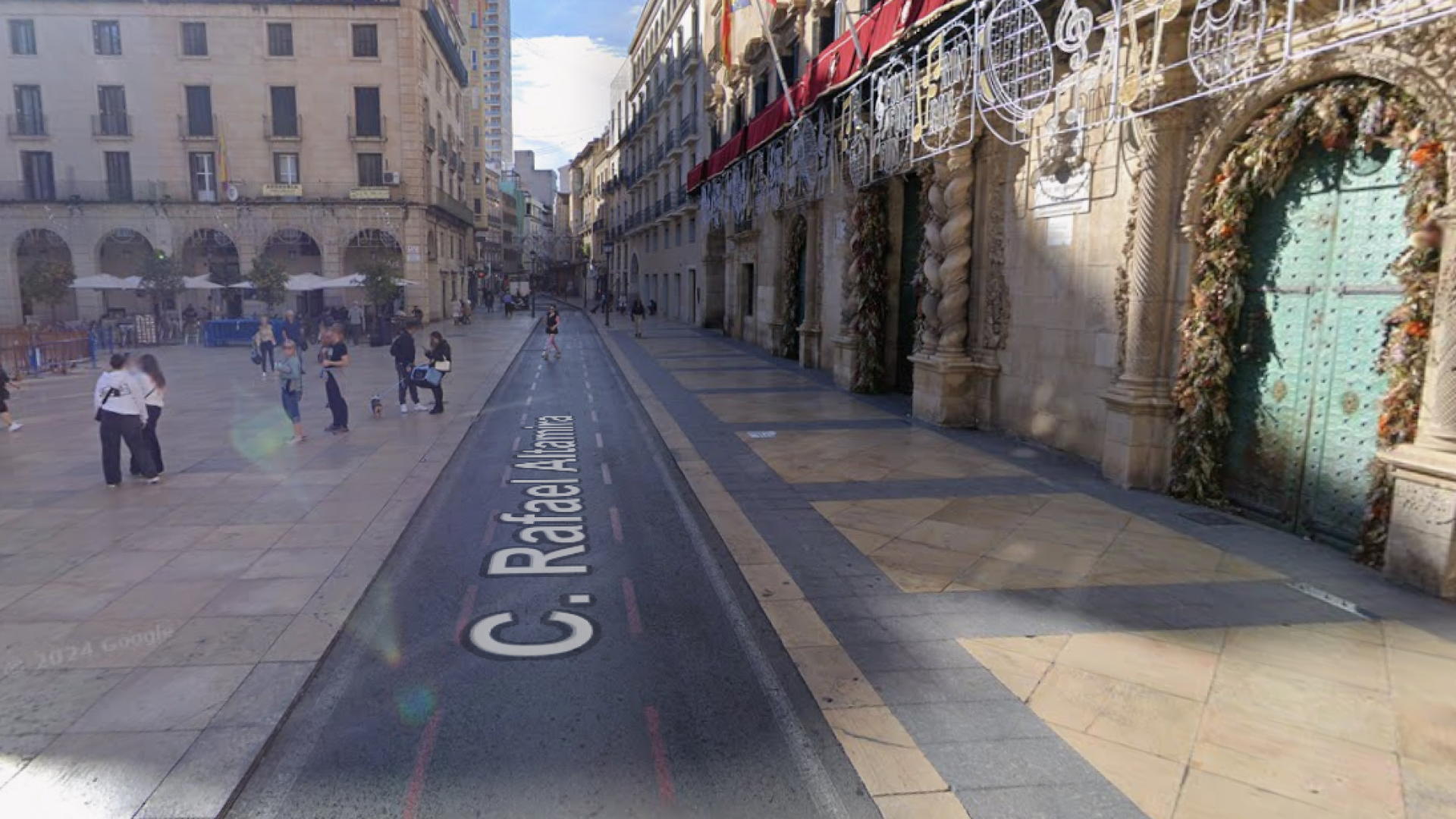 Acierto o caos: el cierre al tráfico de la Plaza del Ayuntamiento enciende el debate en Alicante