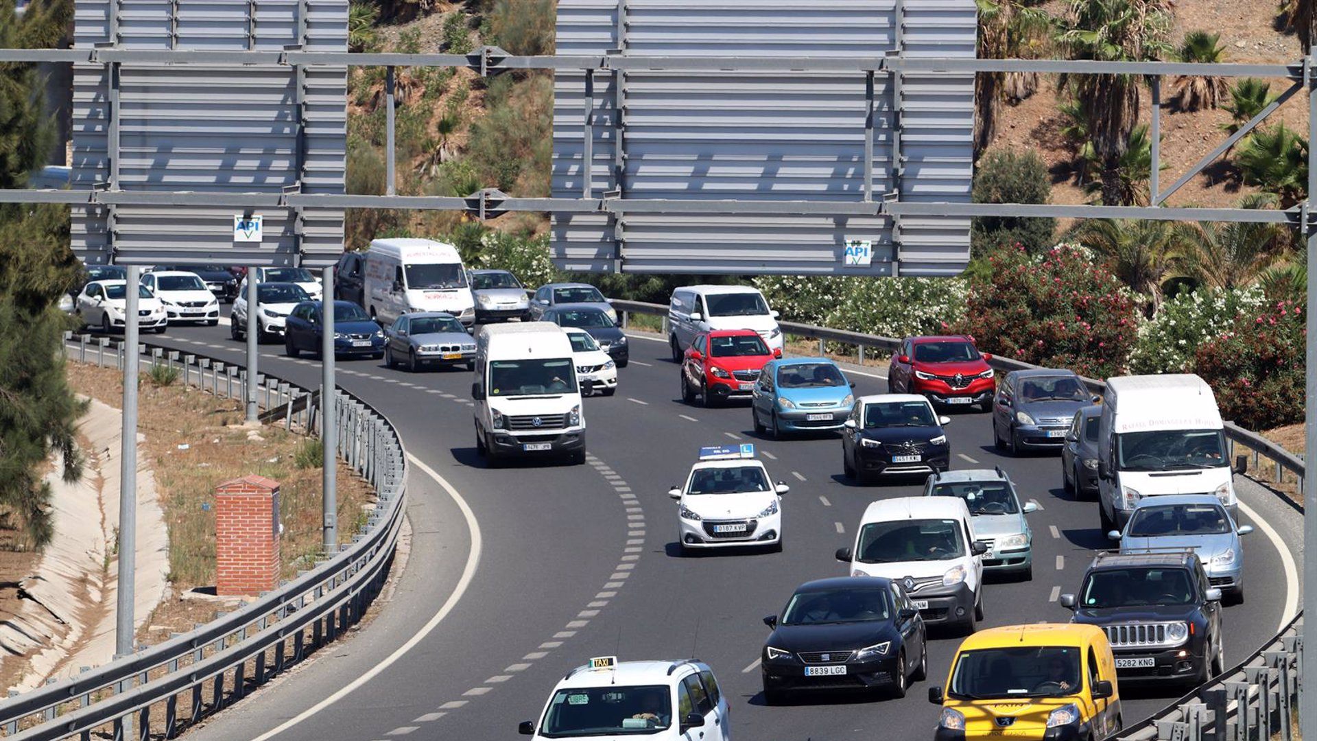 Otra mañana de retenciones kilométricas: la avería de un camión en la A-7 provoca un enorme atasco desde Málaga hasta Torre de Benagalbón
