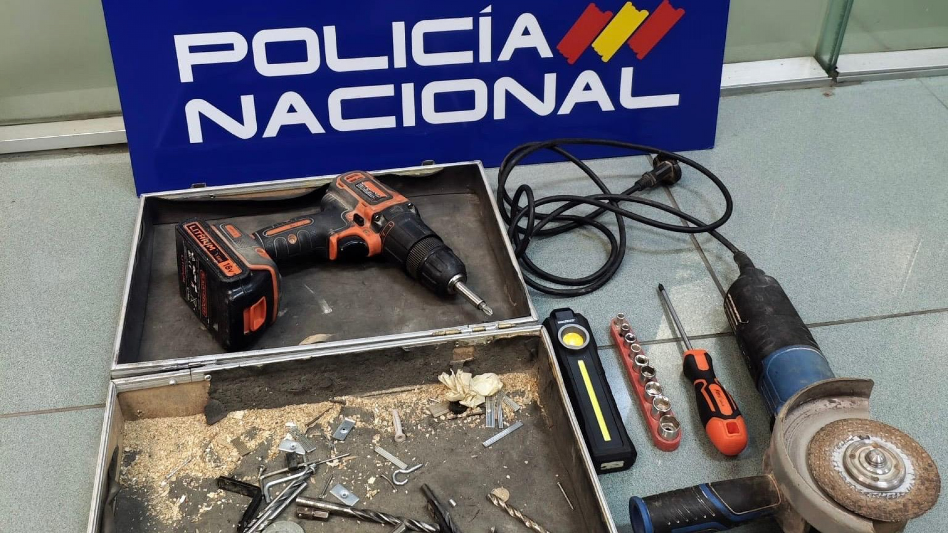 Cuatro ladrones sorprendidos en pleno robo en una vivienda en Zamora: uno intentó huir y otro se ocultó de la Policía tras unas cortinas