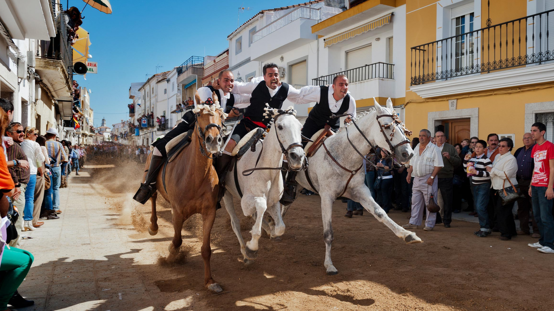 Reclama 1,3 millones de euros tras sufrir un accidente en las carreras de caballos del Día de la Luz en Arroyo