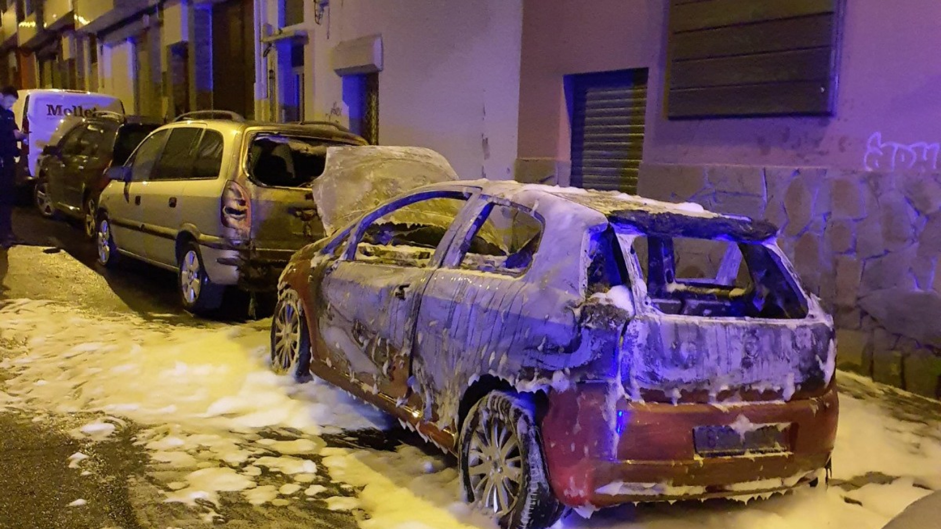 Incendio de dos vehículos en la calle Río Lérez de Ferrol durante la madrugada