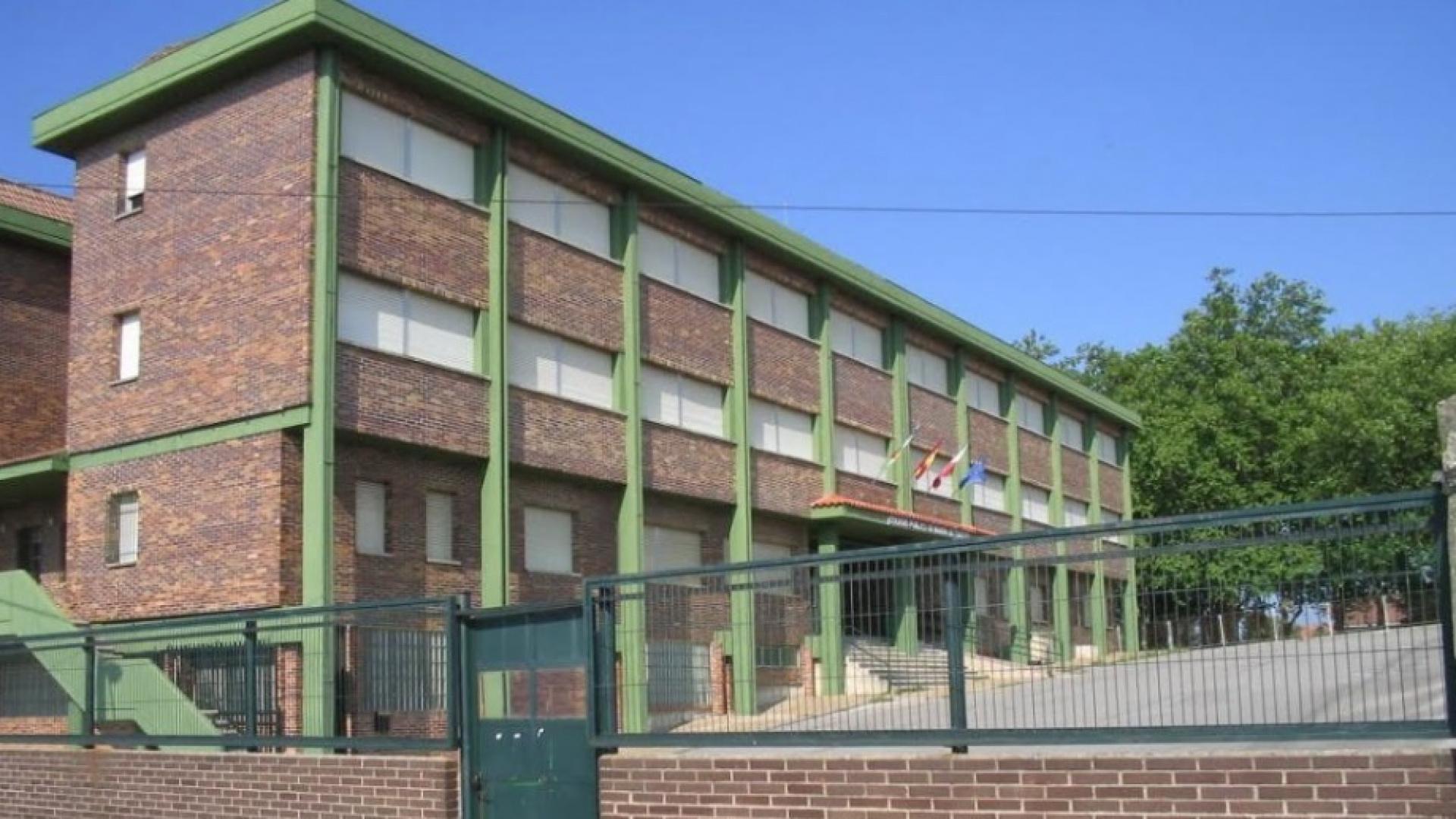 Detenido un profesor del CEIP Marina de Cudeyo por contactar con menores para tener citas sexuales